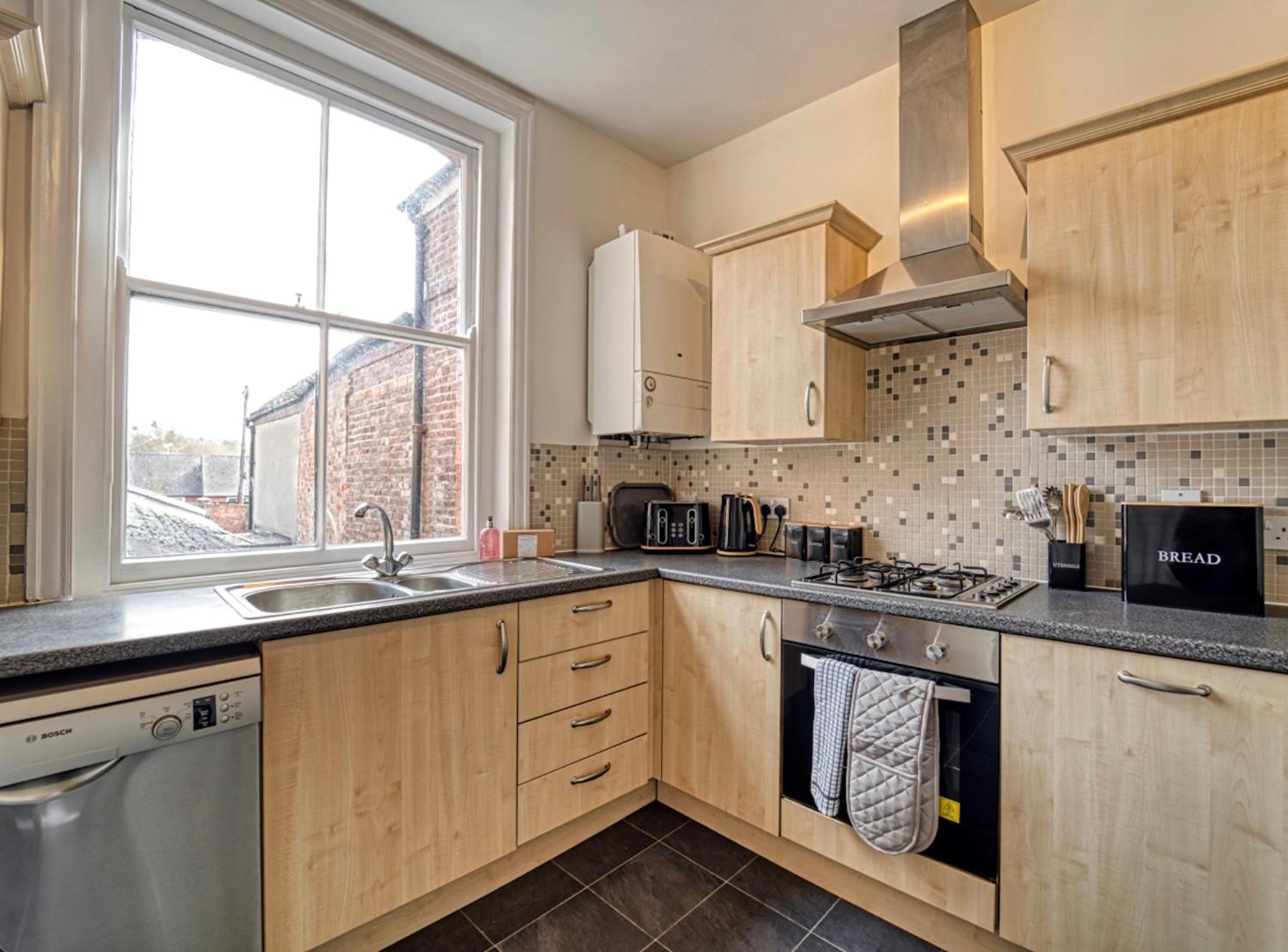 Central Tything Worcester Apartment - Free Parking