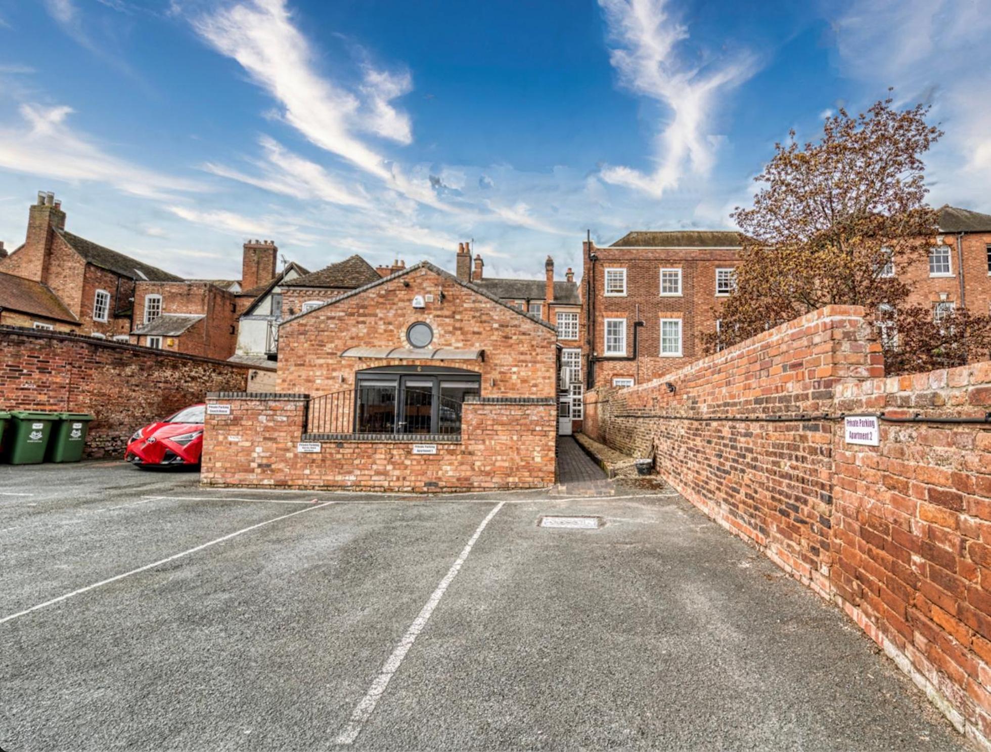 Central Tything Worcester Apartment - Free Parking