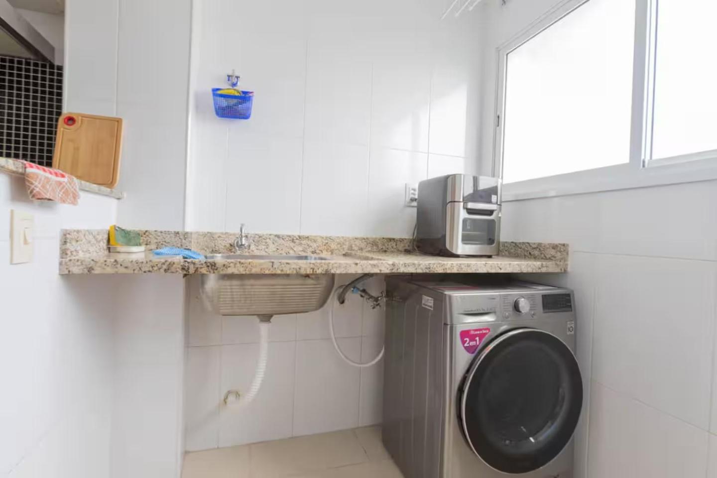 Amplo apto no Forte, Wifi, AR, na quadra da praia