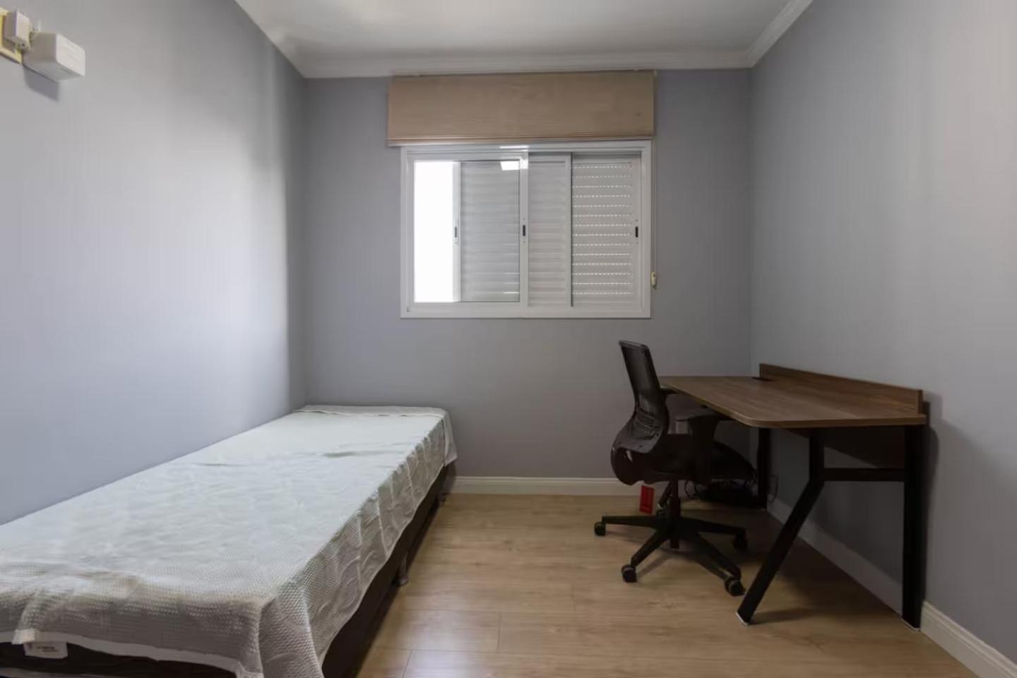 Amplo apto no Forte, Wifi, AR, na quadra da praia