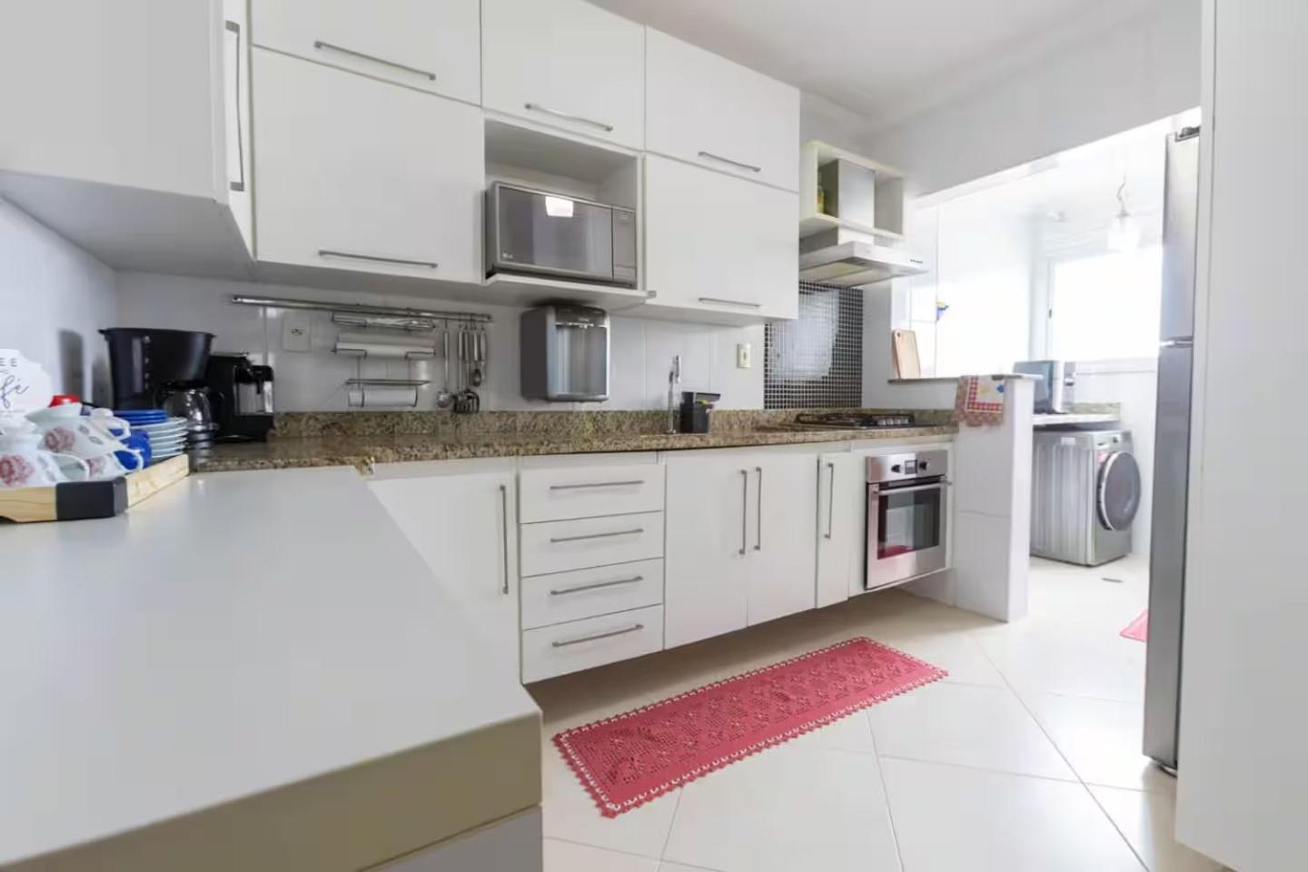 Amplo apto no Forte, Wifi, AR, na quadra da praia
