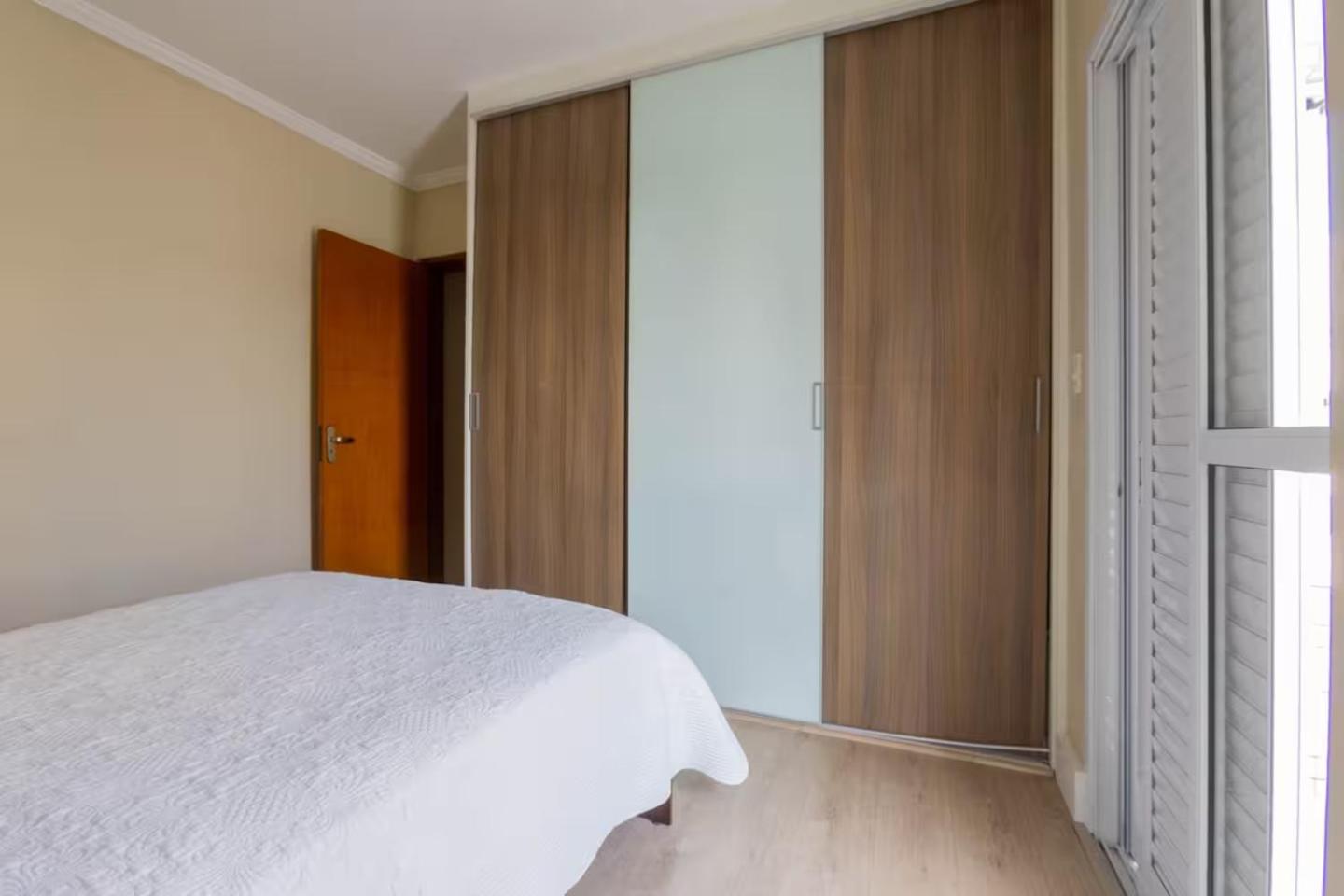 Amplo apto no Forte, Wifi, AR, na quadra da praia