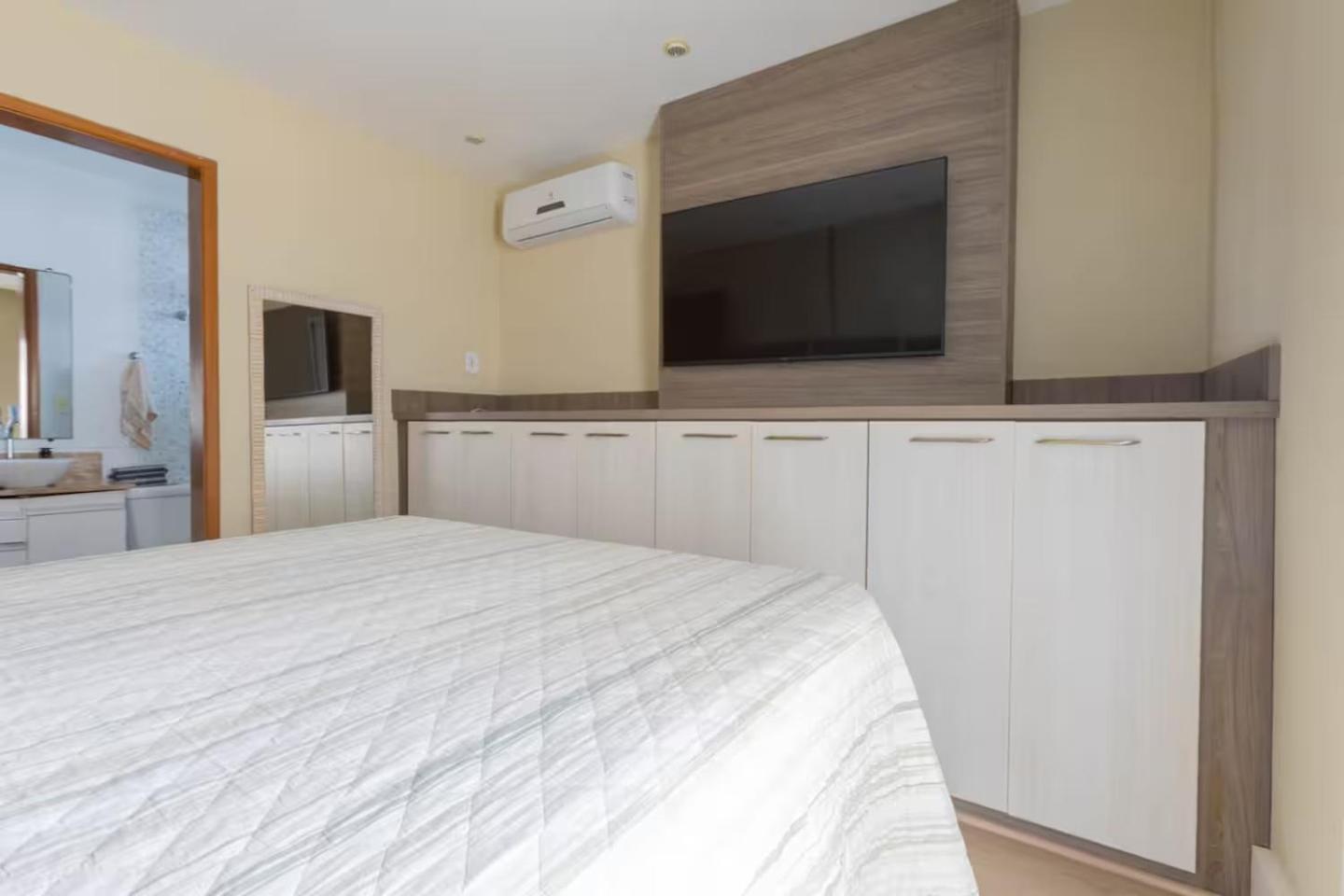 Amplo apto no Forte, Wifi, AR, na quadra da praia