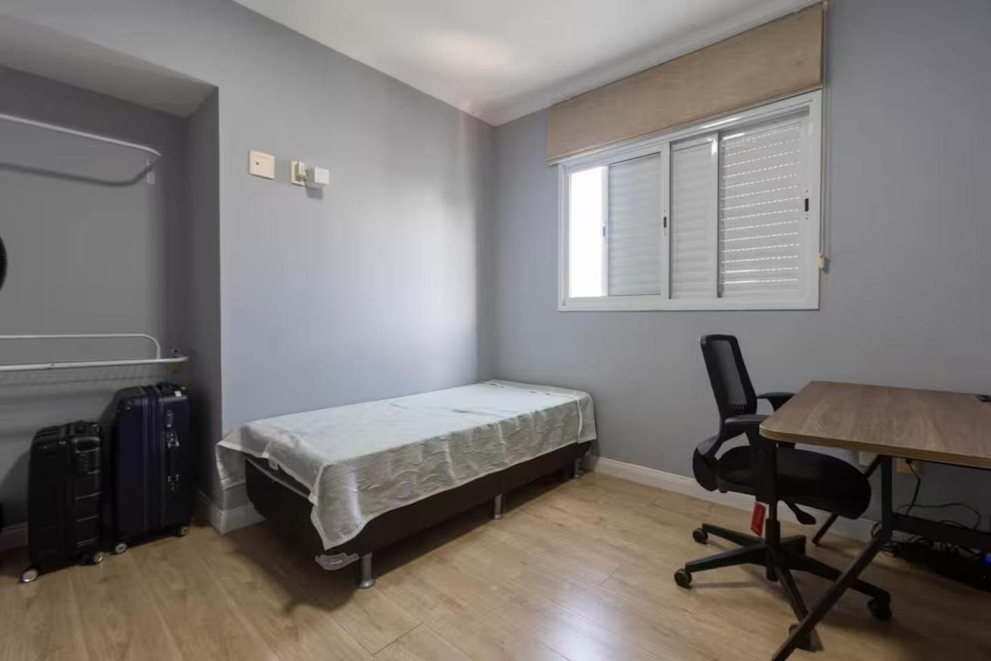 Amplo apto no Forte, Wifi, AR, na quadra da praia