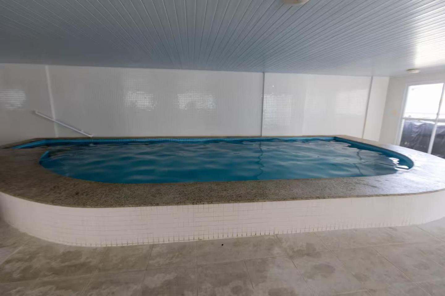 Amplo apto no Forte, Wifi, AR, na quadra da praia