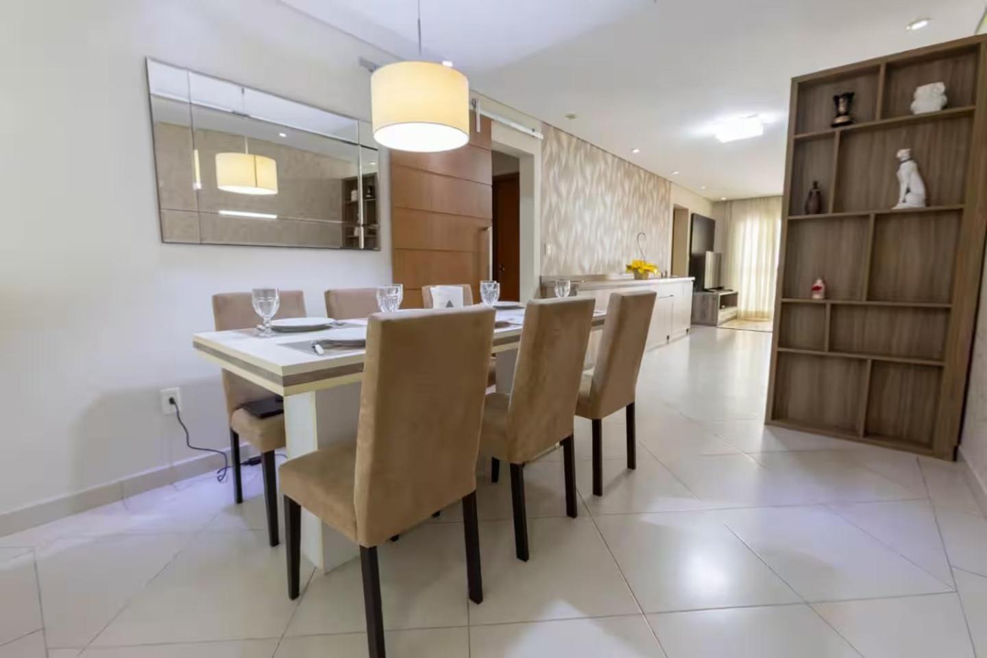 Amplo apto no Forte, Wifi, AR, na quadra da praia