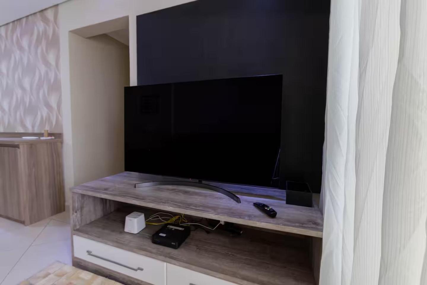 Amplo apto no Forte, Wifi, AR, na quadra da praia