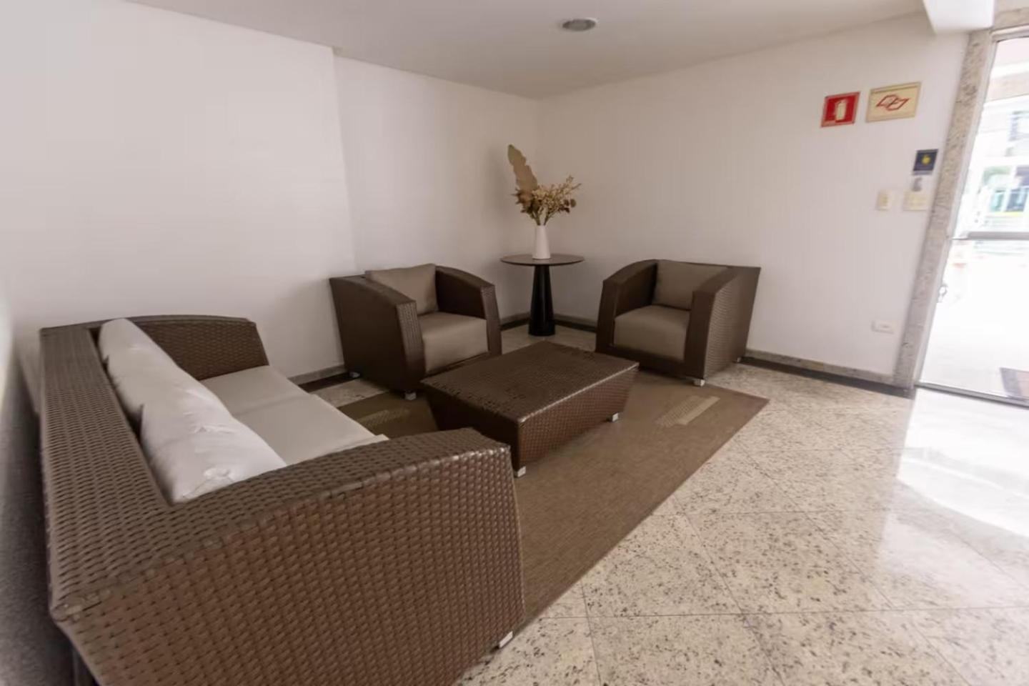 Amplo apto no Forte, Wifi, AR, na quadra da praia