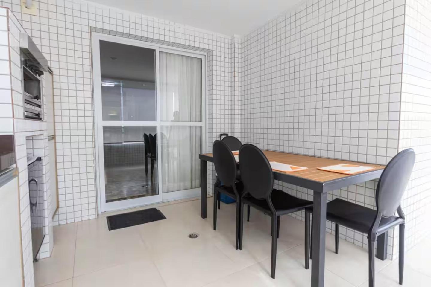 Amplo apto no Forte, Wifi, AR, na quadra da praia