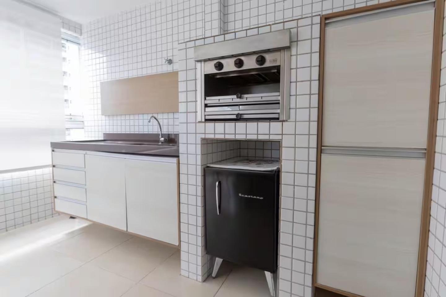 Amplo apto no Forte, Wifi, AR, na quadra da praia