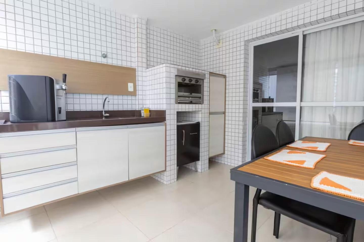 Amplo apto no Forte, Wifi, AR, na quadra da praia