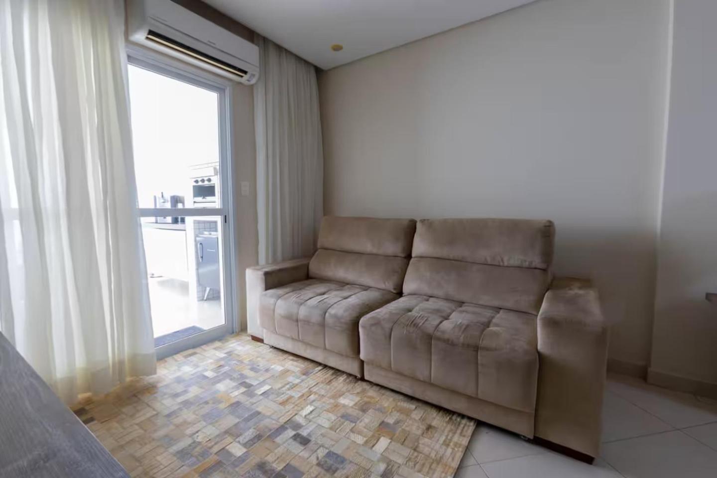 Amplo apto no Forte, Wifi, AR, na quadra da praia