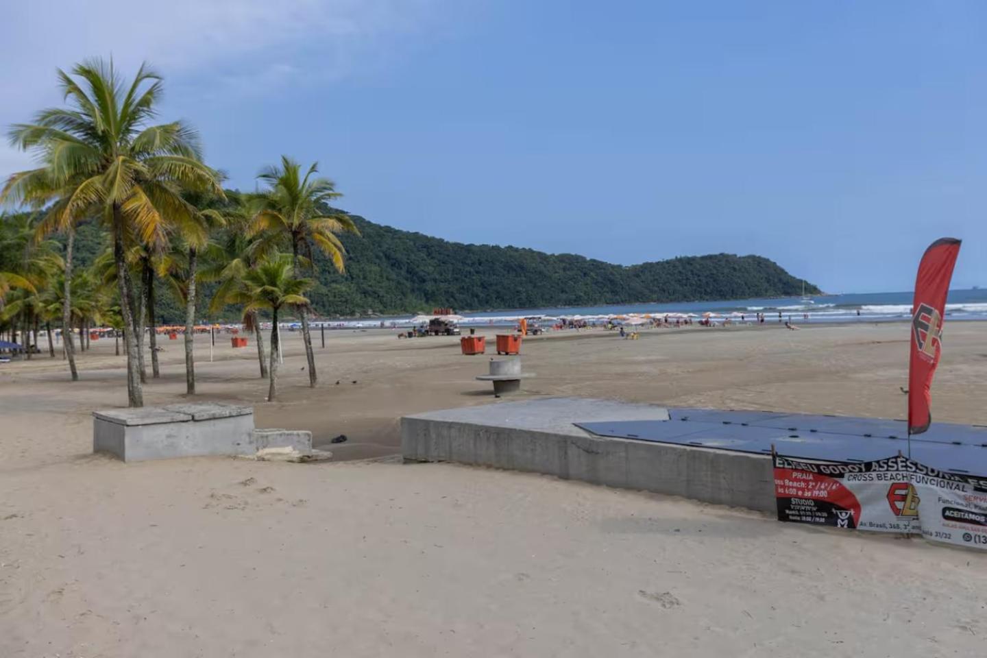 Amplo apto no Forte, Wifi, AR, na quadra da praia