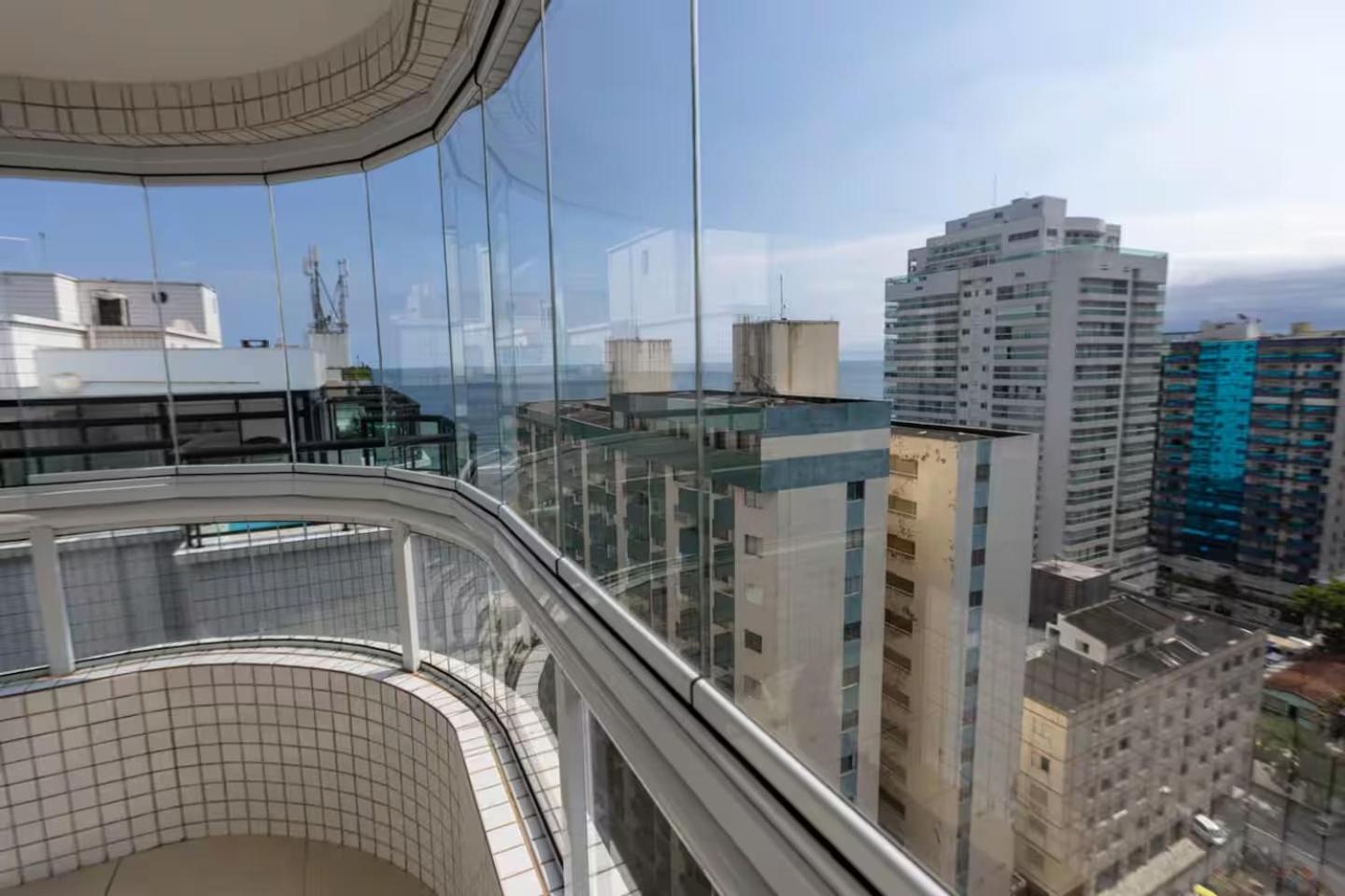 Amplo apto no Forte, Wifi, AR, na quadra da praia