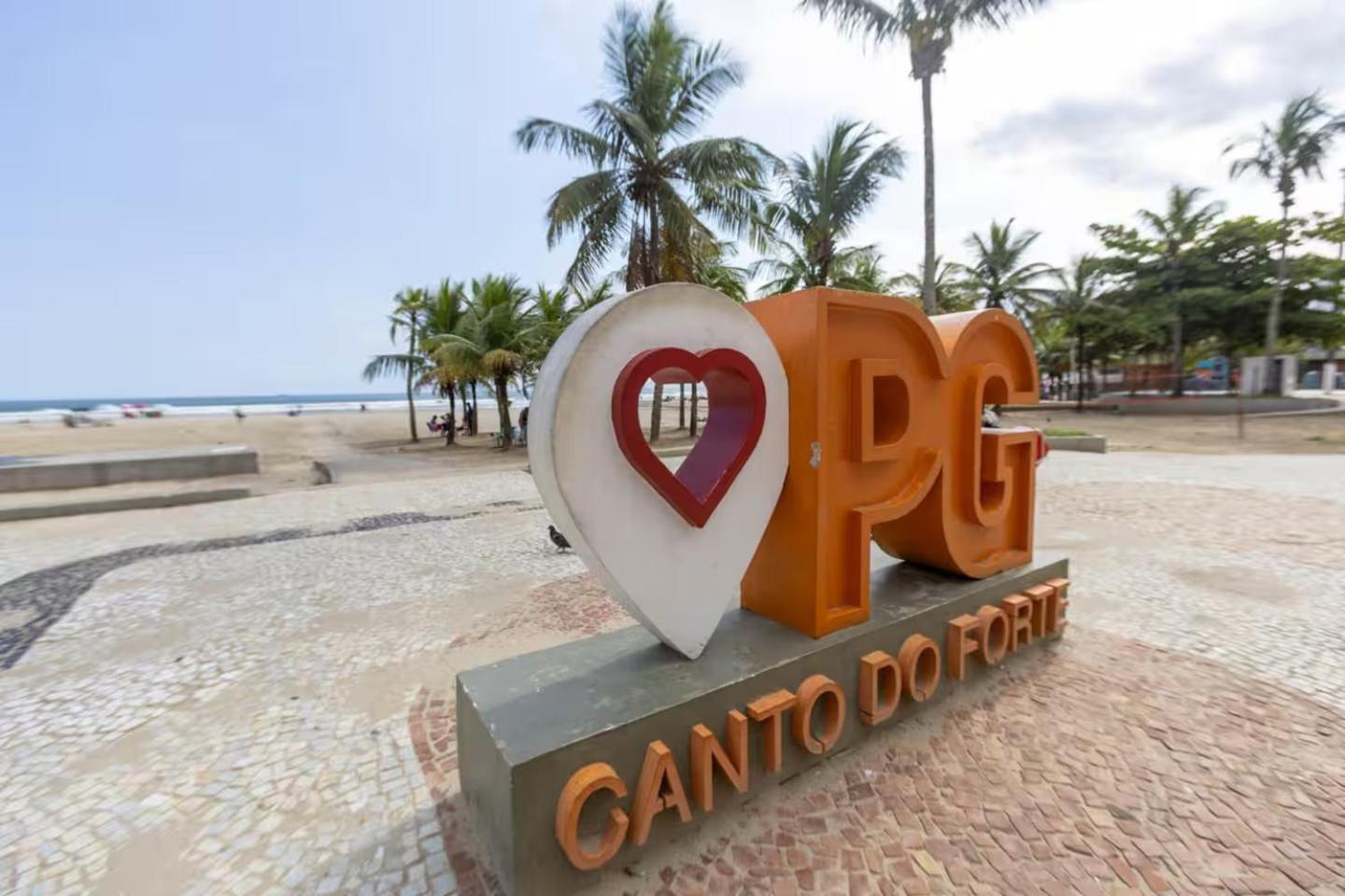 Amplo apto no Forte, Wifi, AR, na quadra da praia