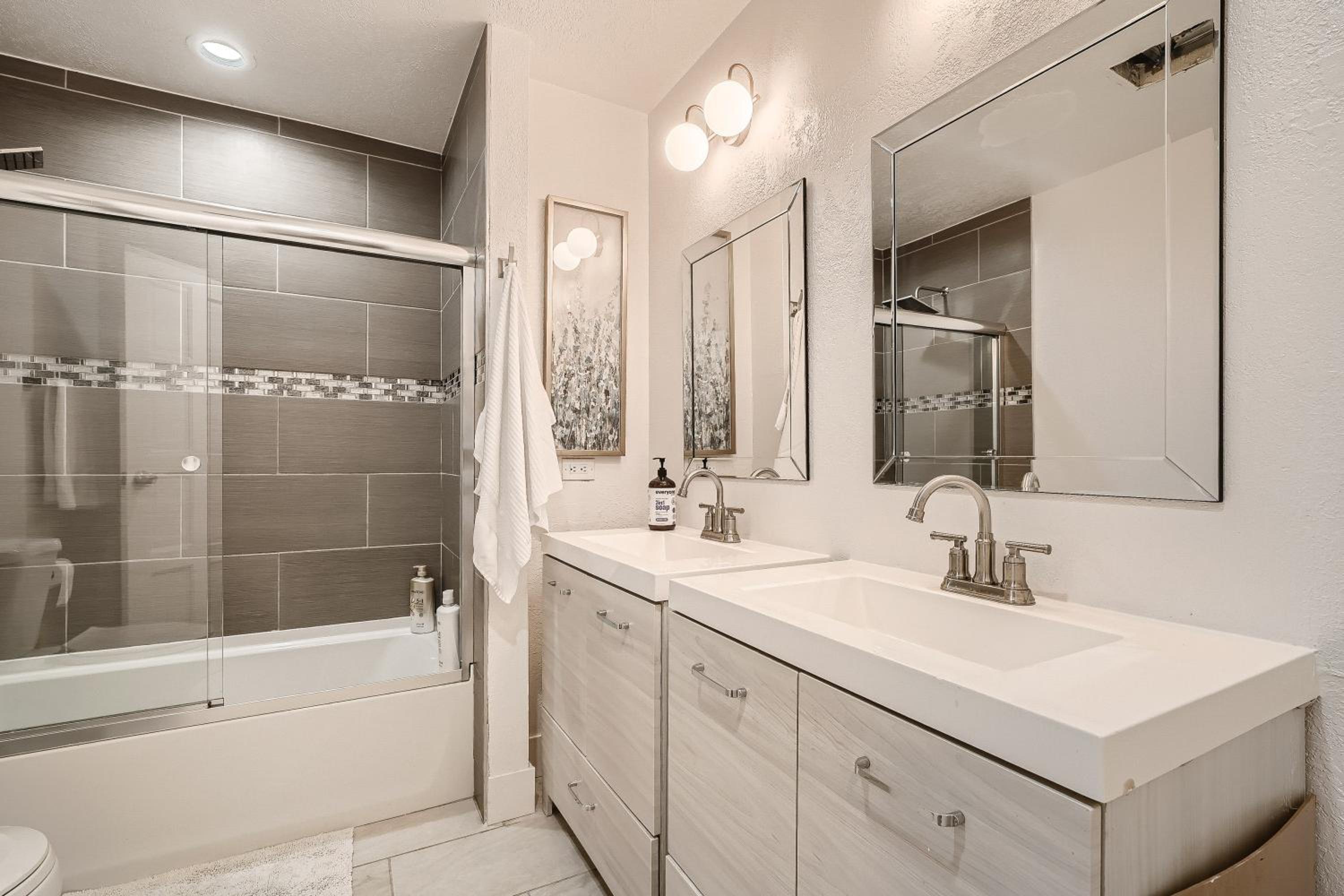 Lux life! Central location for business or play!