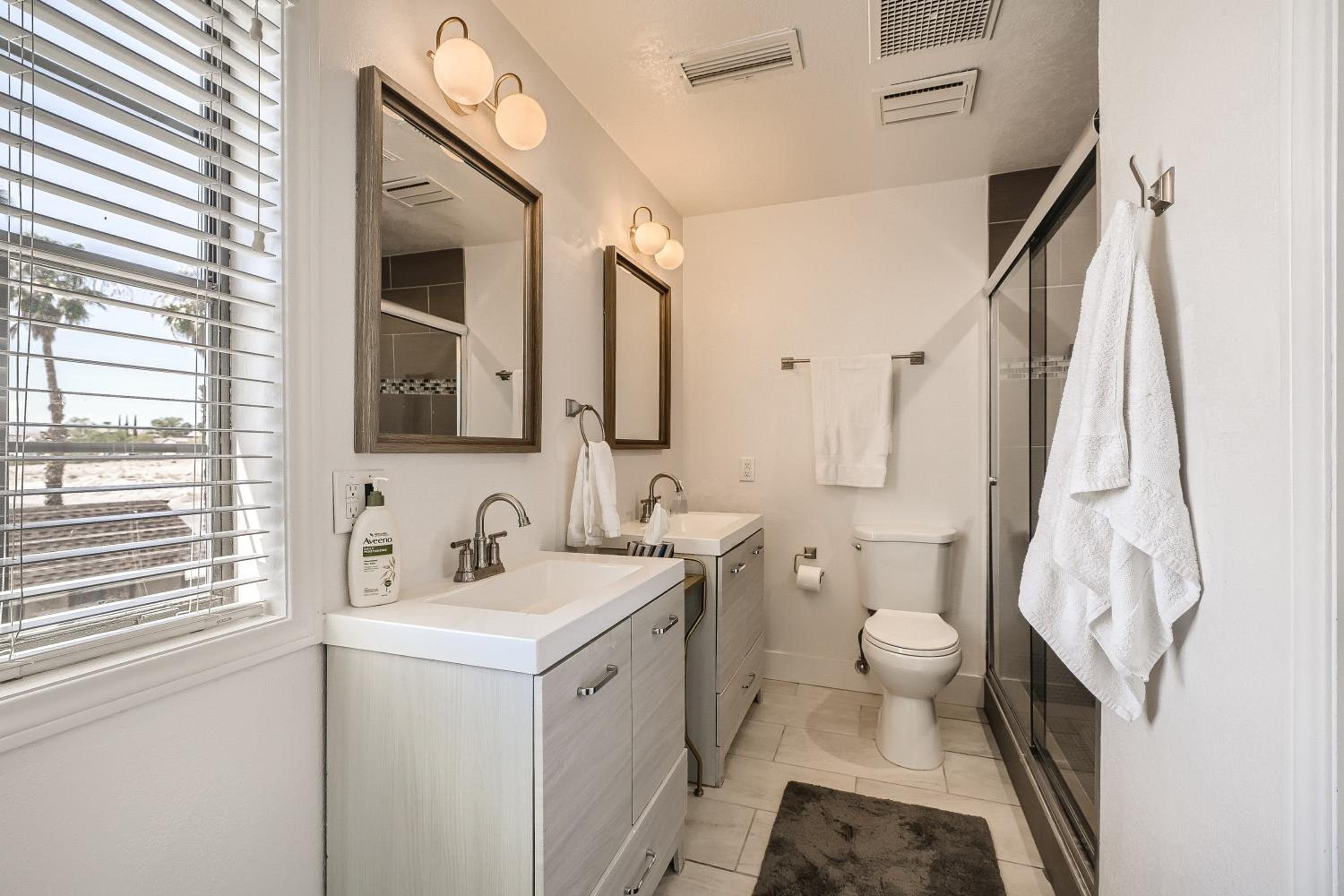 Lux life! Central location for business or play!