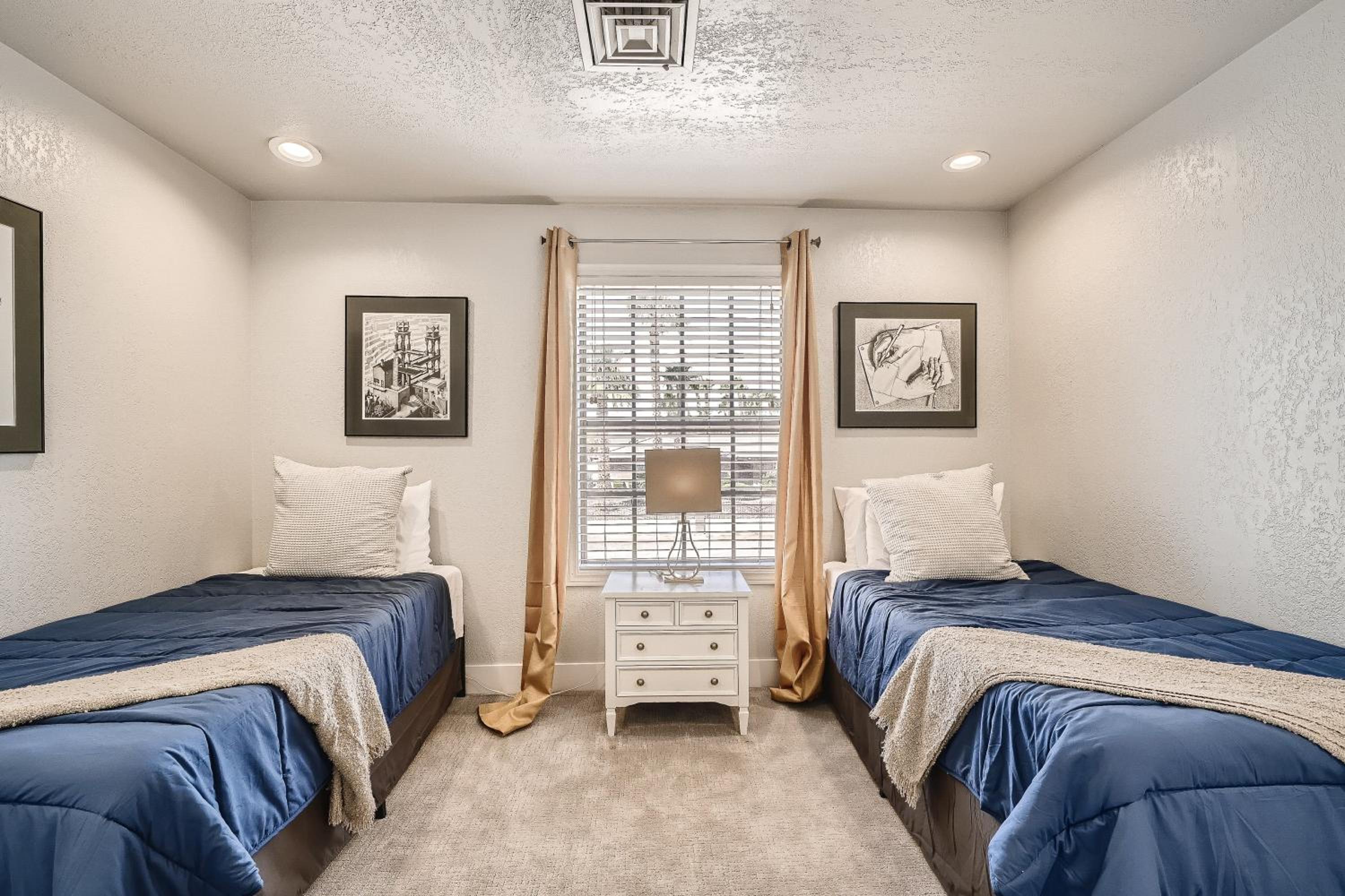 Lux life! Central location for business or play!