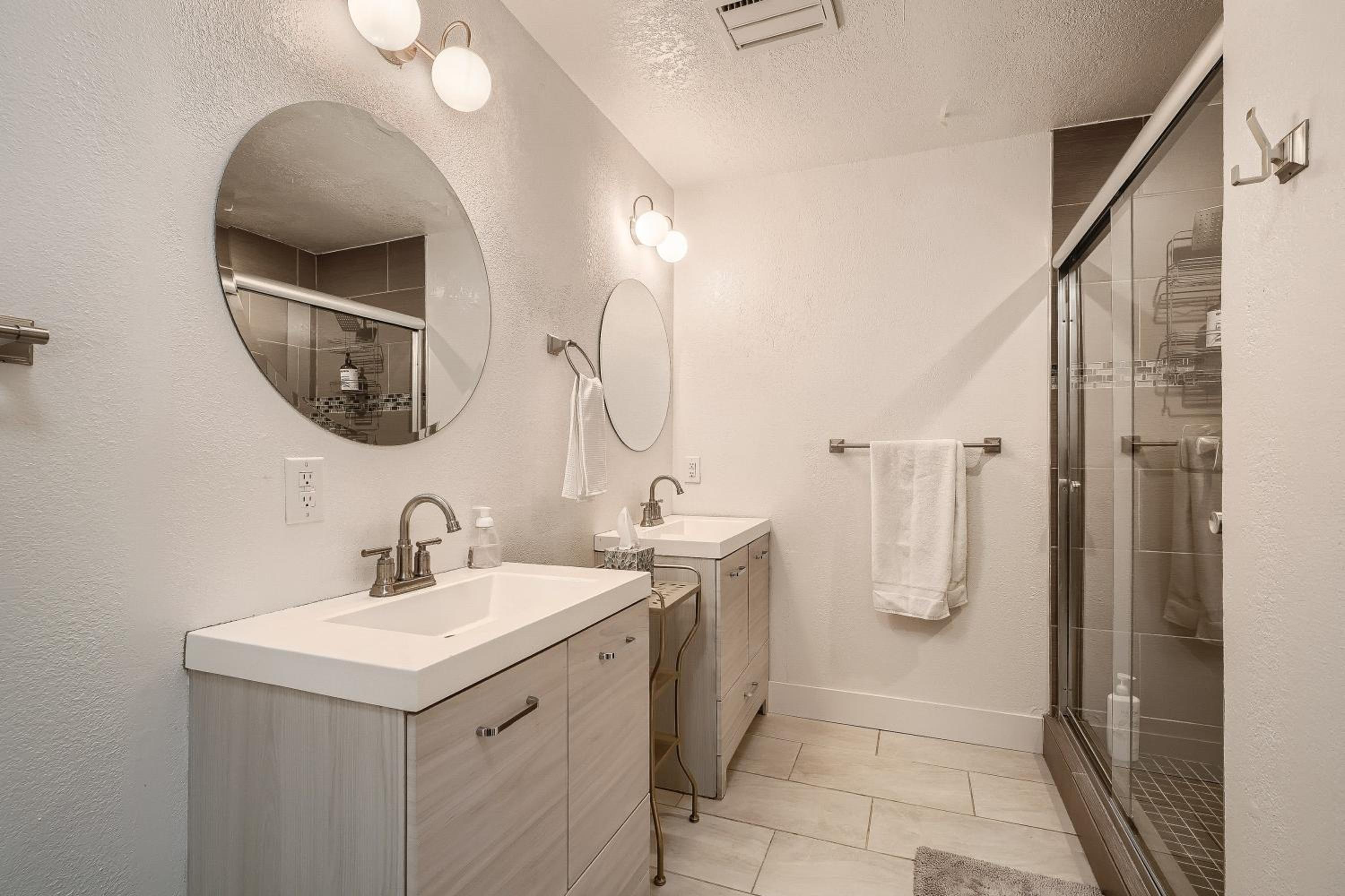 Lux life! Central location for business or play!
