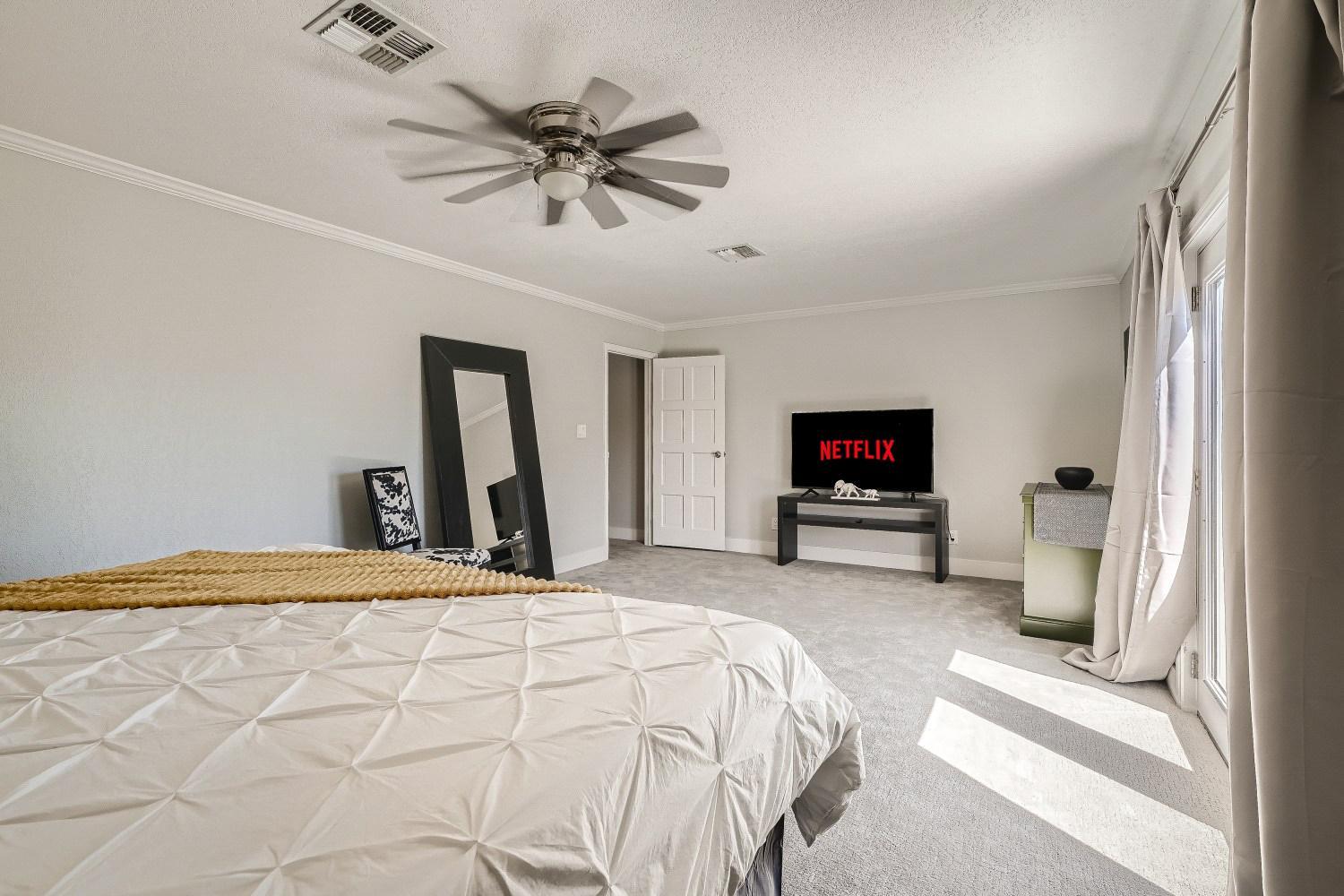Lux life! Central location for business or play!