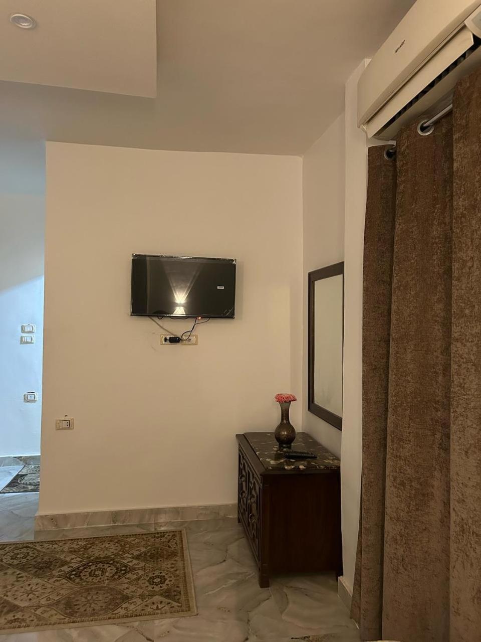 Holom Abu State House double bedroom infront of the pyramids gate with breakfast