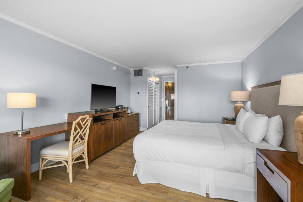 East Shore Beachfront Resort, Restaurant, Bar, AC, Spa, Pool & Gym