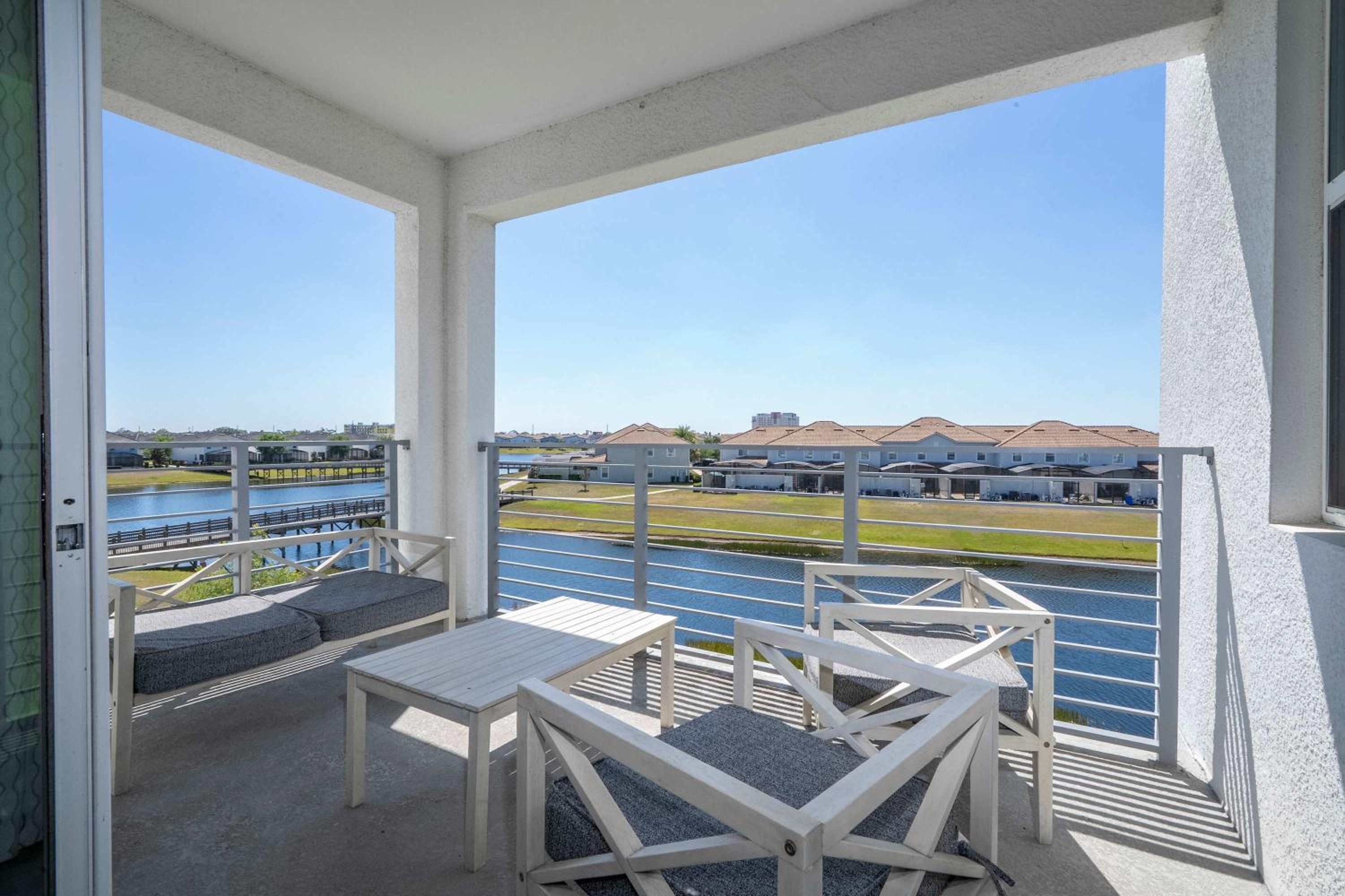Gorgeous 2Bd Close to Disney at Storey Lake Resort
