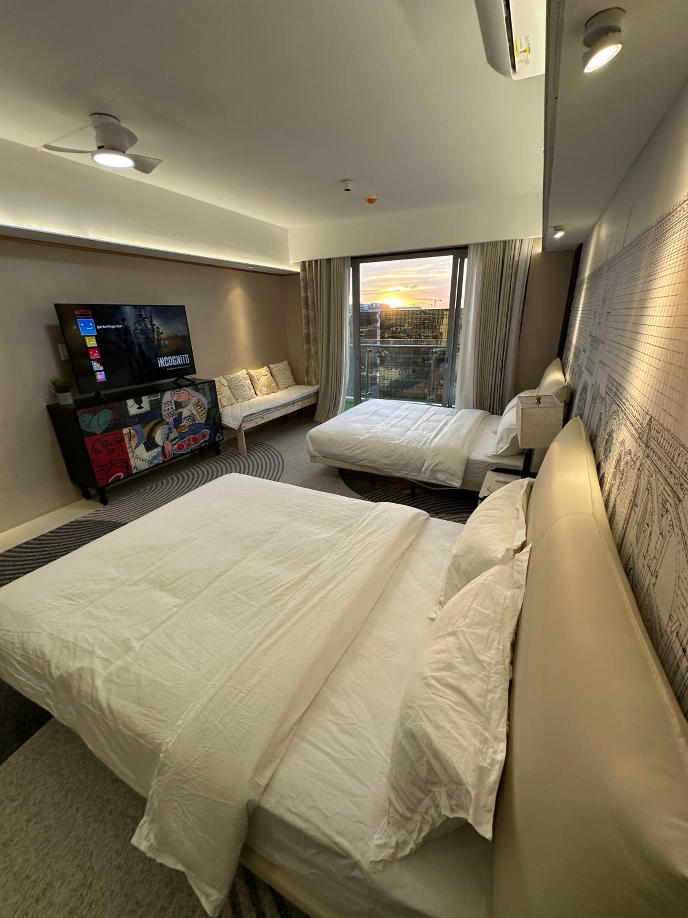 Spacious Apartment Hotel near City of Dreams, Airport, MOA, Okada, Ayala Malls, and Solaire Casino with free 5 pool access