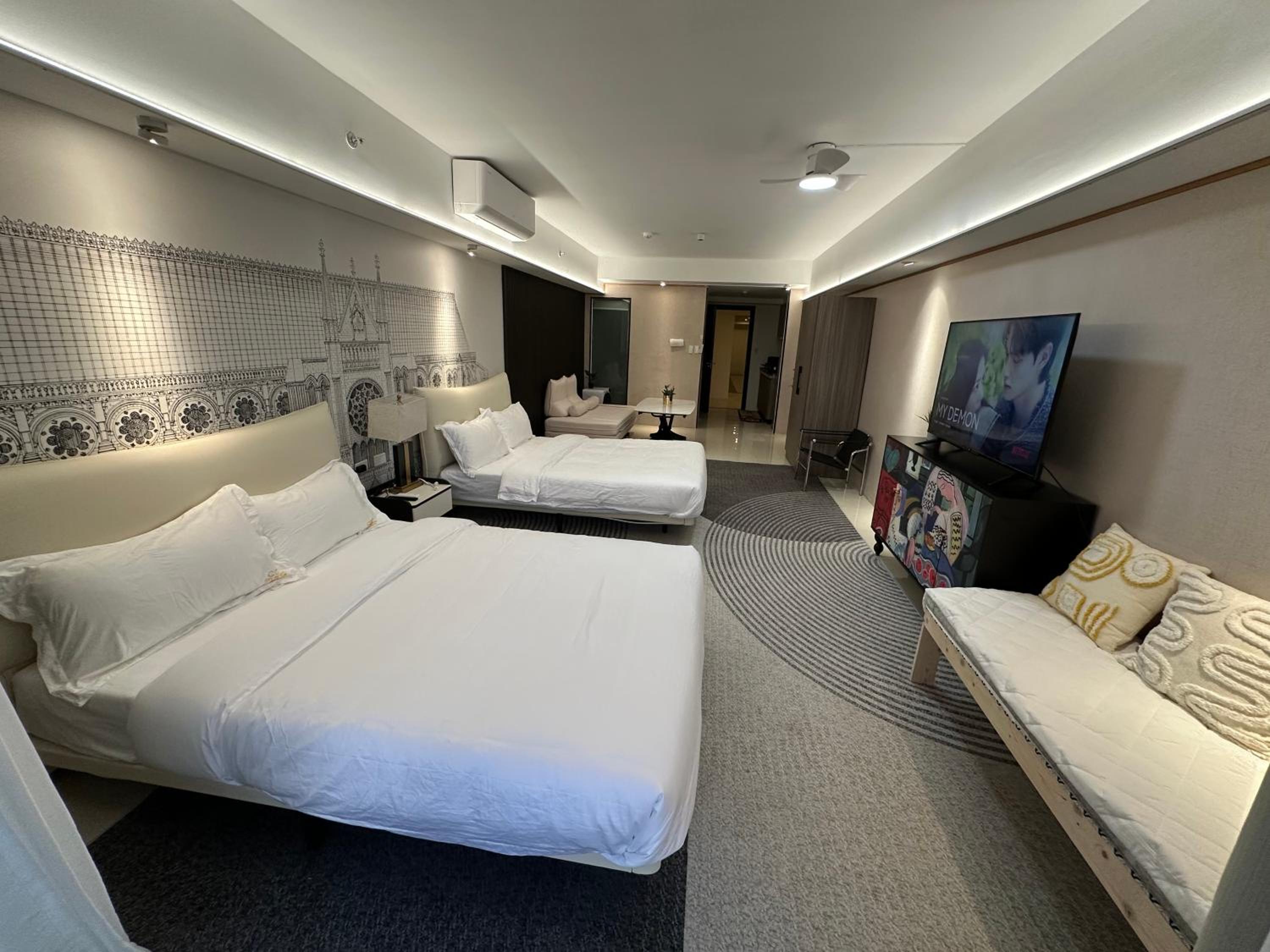 Spacious Apartment Hotel near City of Dreams, Airport, MOA, Okada, Ayala Malls, and Solaire Casino with free 5 pool access