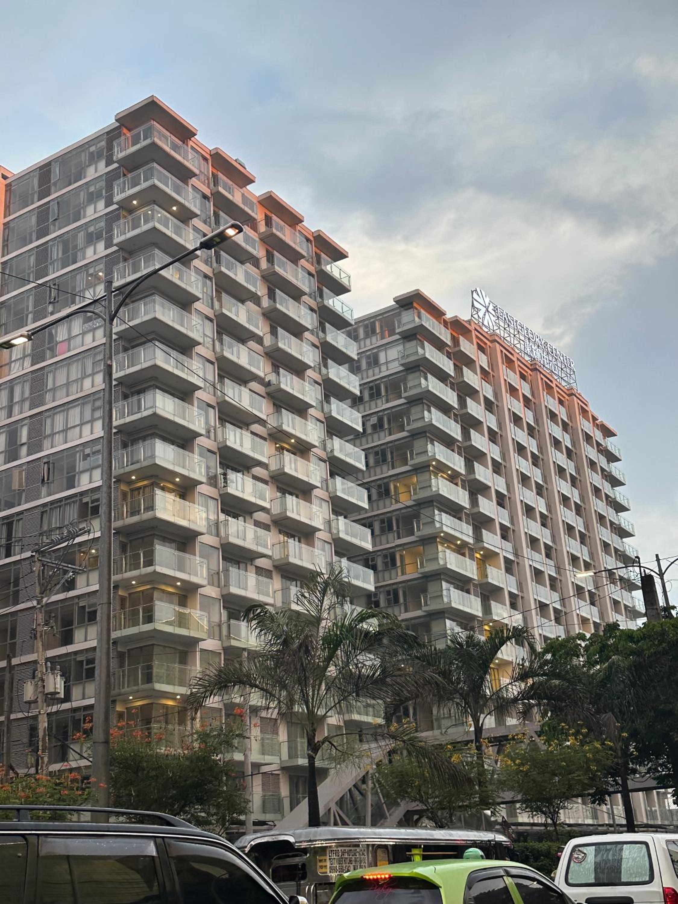 Spacious Apartment Hotel near City of Dreams, Airport, MOA, Okada, Ayala Malls, and Solaire Casino with free 5 pool access