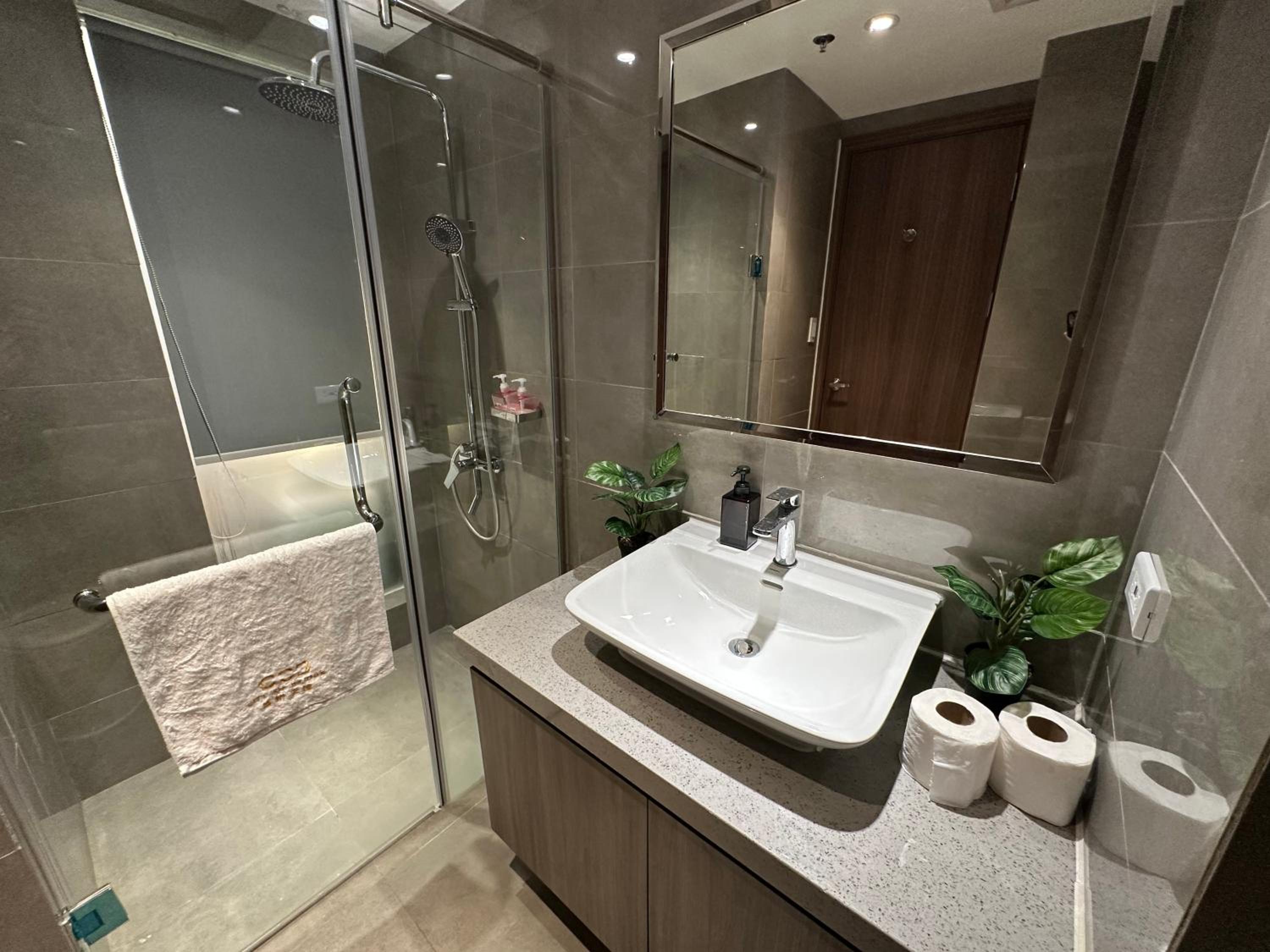Spacious Apartment Hotel near City of Dreams, Airport, MOA, Okada, Ayala Malls, and Solaire Casino with free 5 pool access