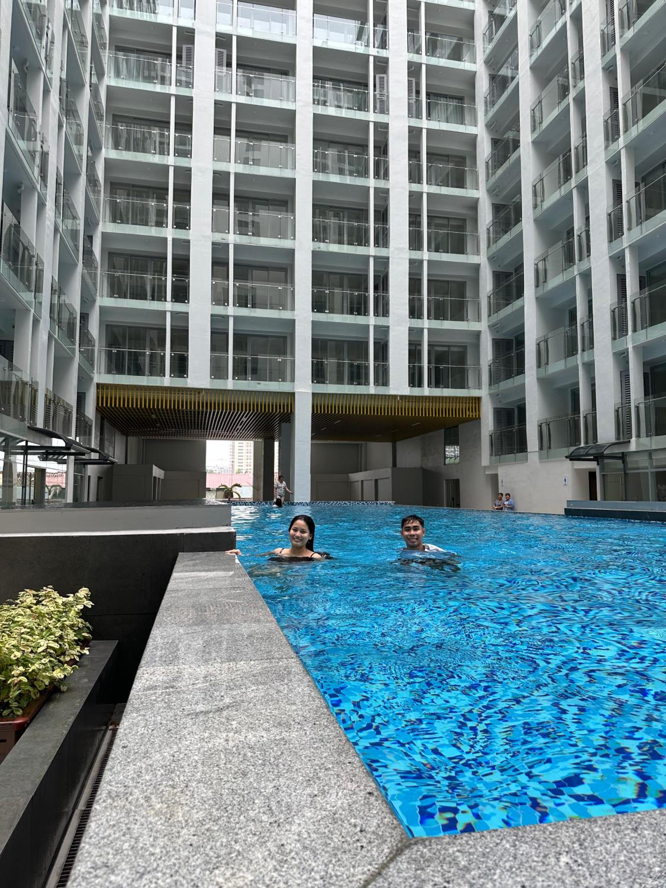 Spacious Apartment Hotel near City of Dreams, Airport, MOA, Okada, Ayala Malls, and Solaire Casino with free 5 pool access