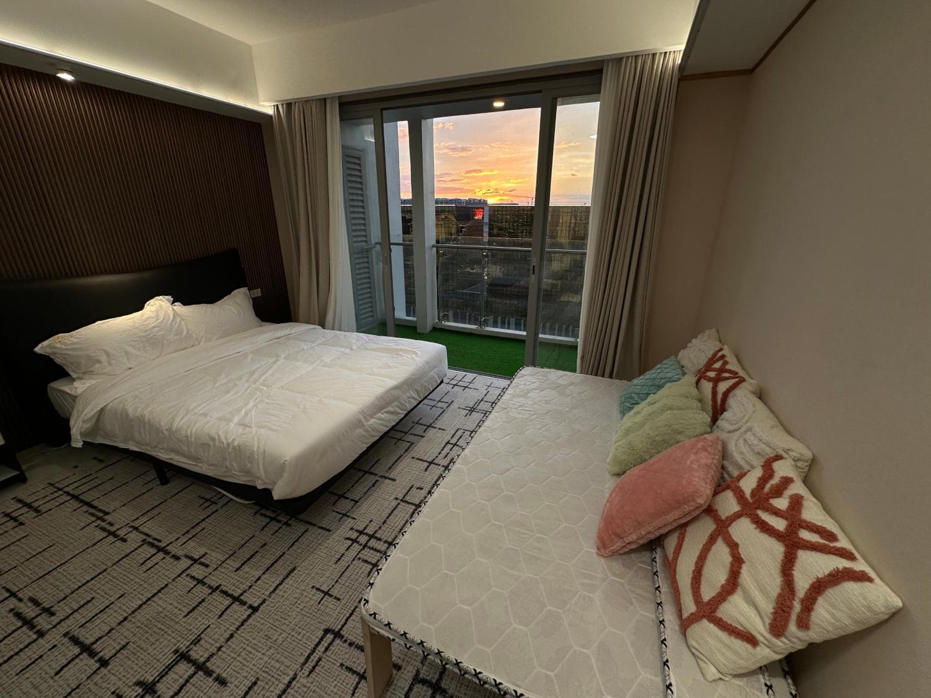 Spacious Apartment Hotel near City of Dreams, Airport, MOA, Okada, Ayala Malls, and Solaire Casino with free 5 pool access