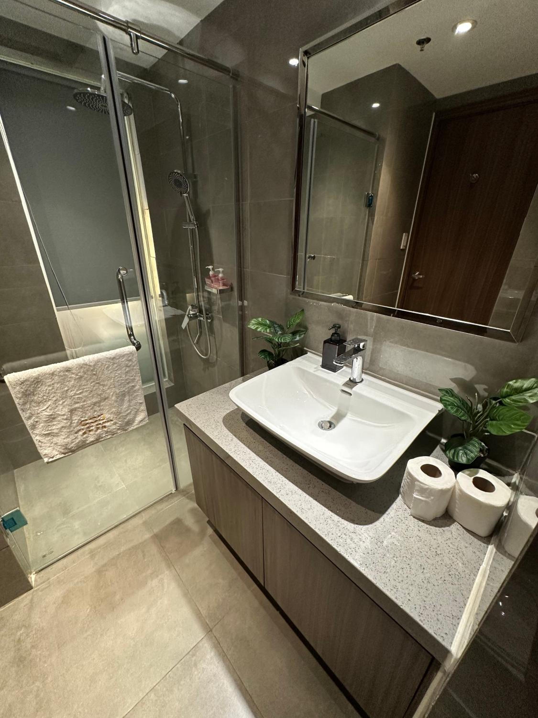 Spacious Apartment Hotel near City of Dreams, Airport, MOA, Okada, Ayala Malls, and Solaire Casino with free 5 pool access