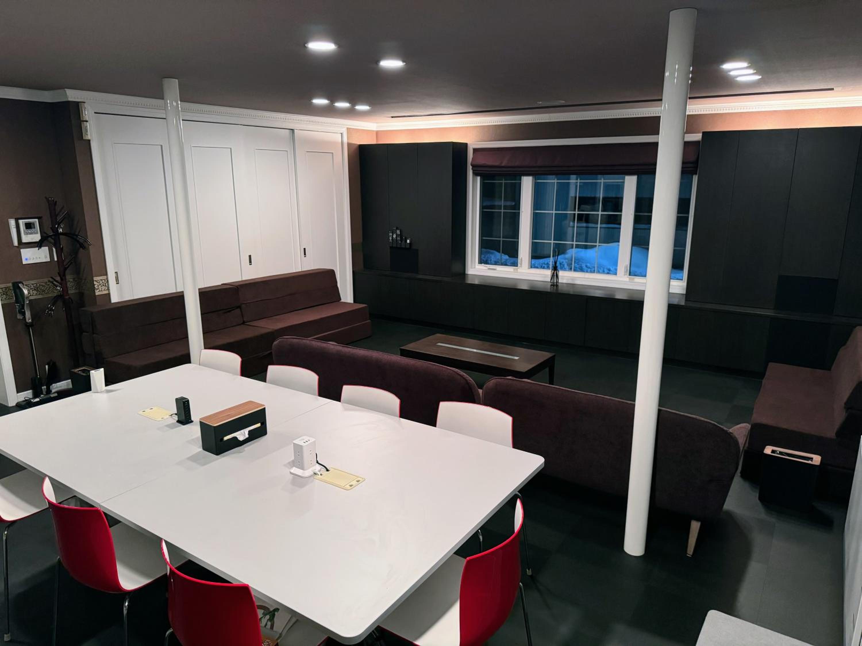 BIEI TERRACE 1st Floor - 1F専用独立玄関 - 1F占有78平米大型ワンルーム- ソファベッド7台, 170型米Valerion社製最新シアター動画視聴, 無料Wi-Fi, シャワー, ミニキッチン付き - 駅前通り沿い -