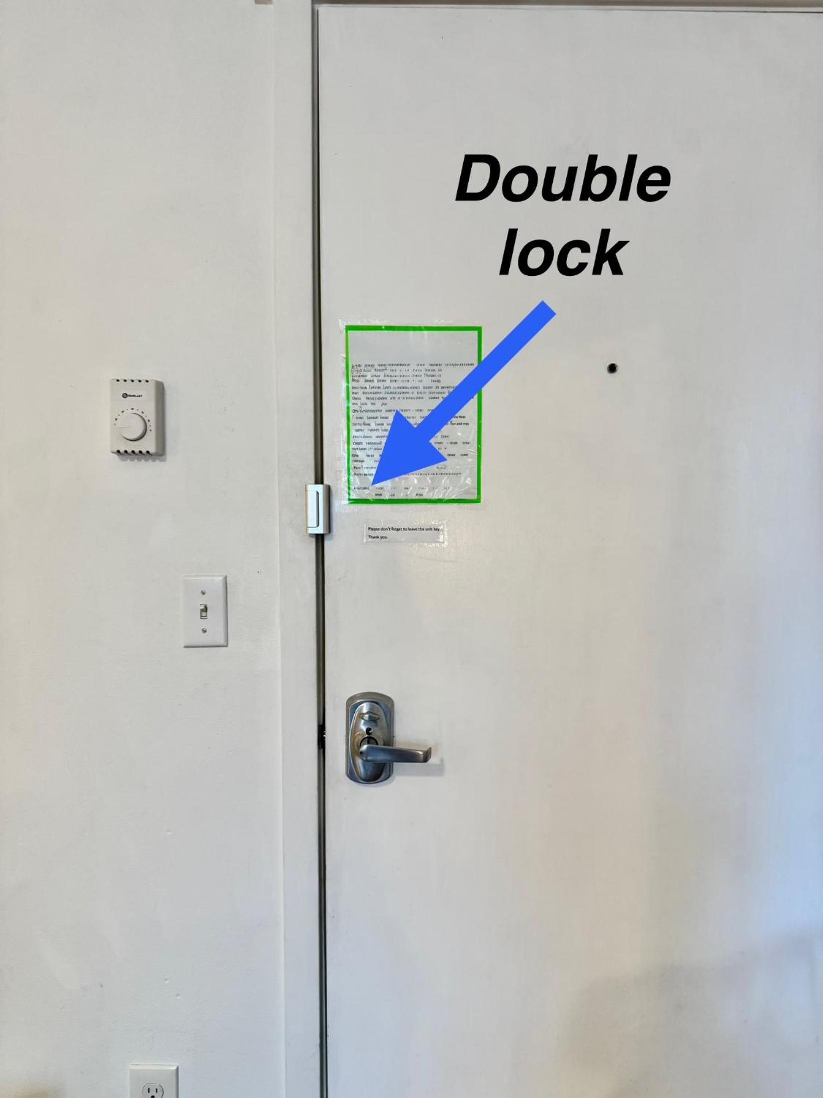 Private Room with Shared Bathroom on the 1st Floor 10 minutes walk to University of Washington