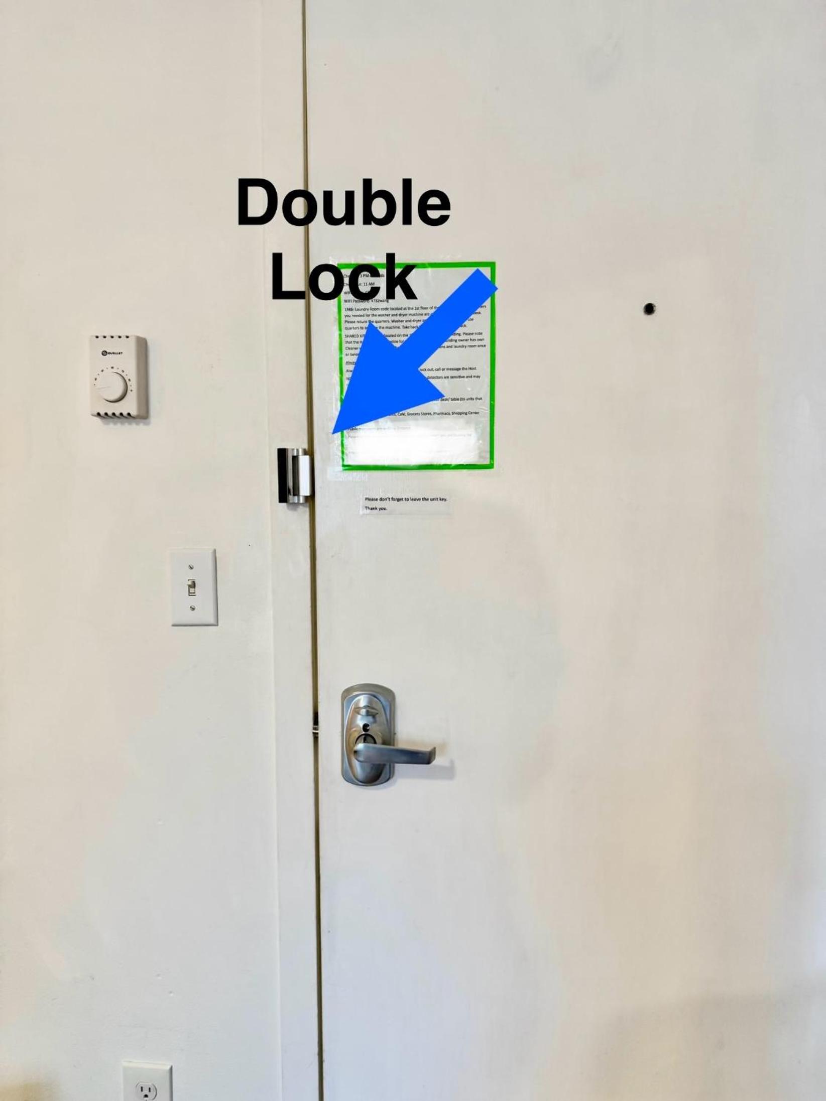 Private Room with Shared Bathroom on the 1st Floor 10 minutes walk to University of Washington