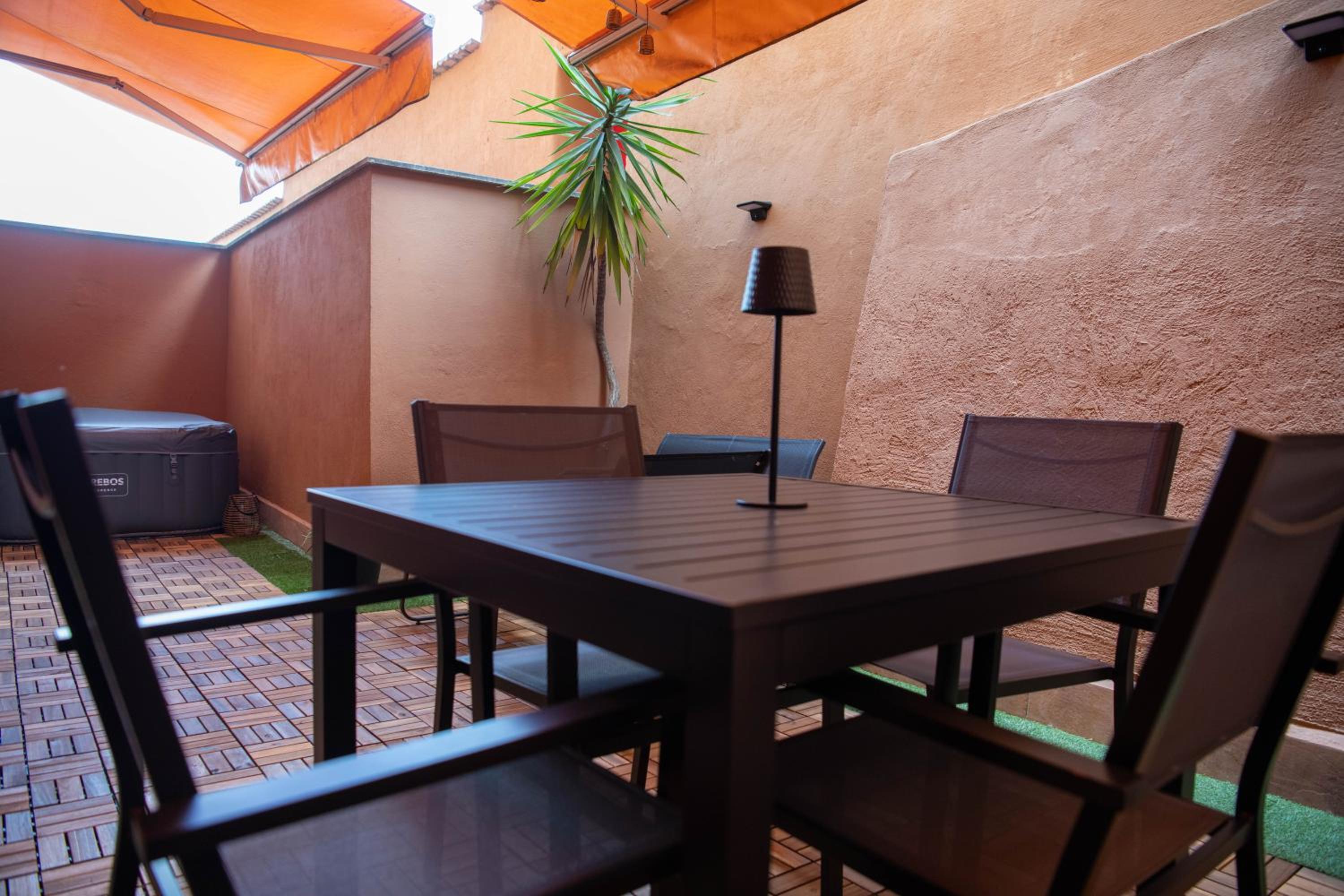 Welcoming Vatican Garden Home - with Hot Hub