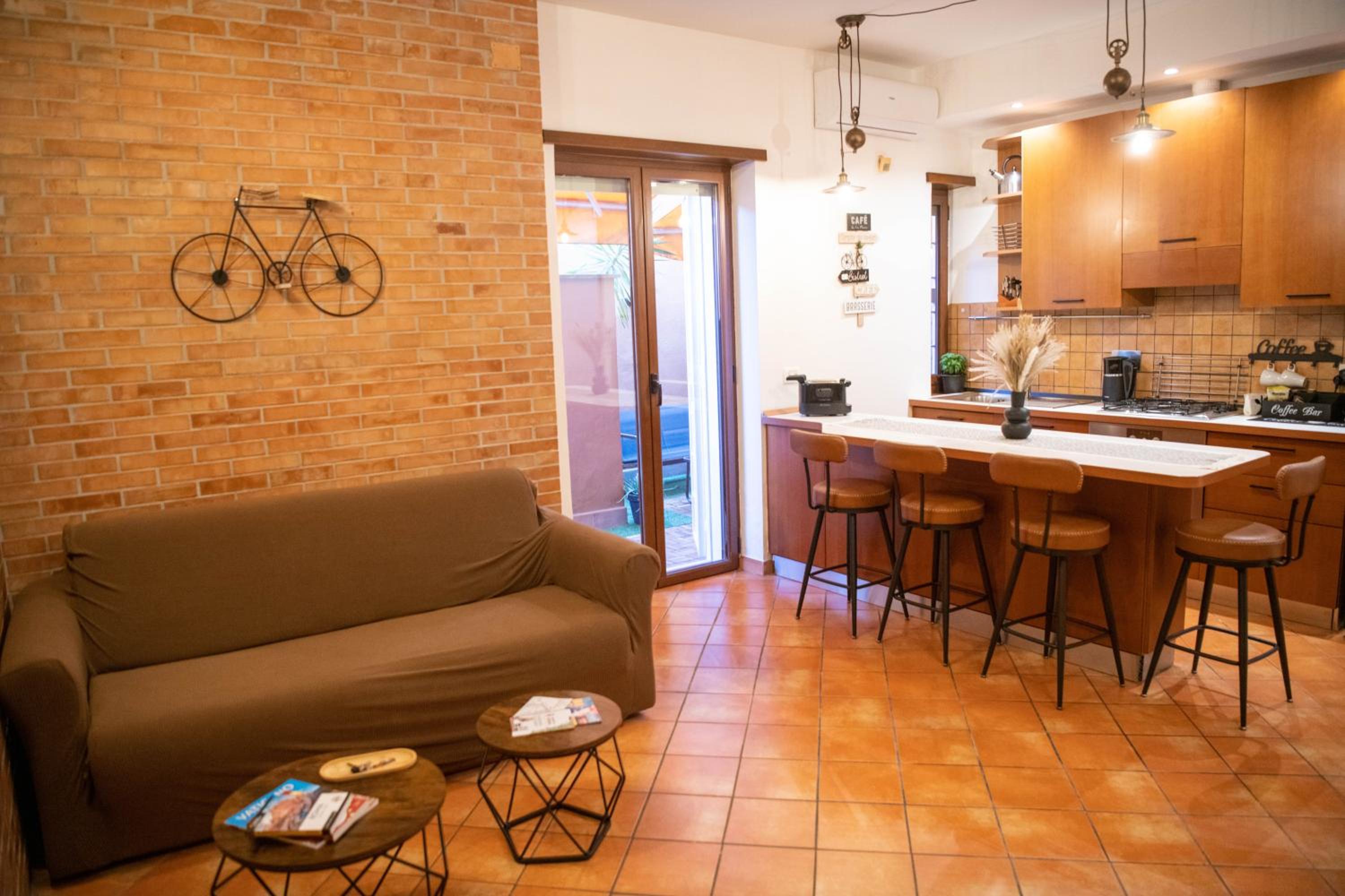 Welcoming Vatican Garden Home - with Hot Hub