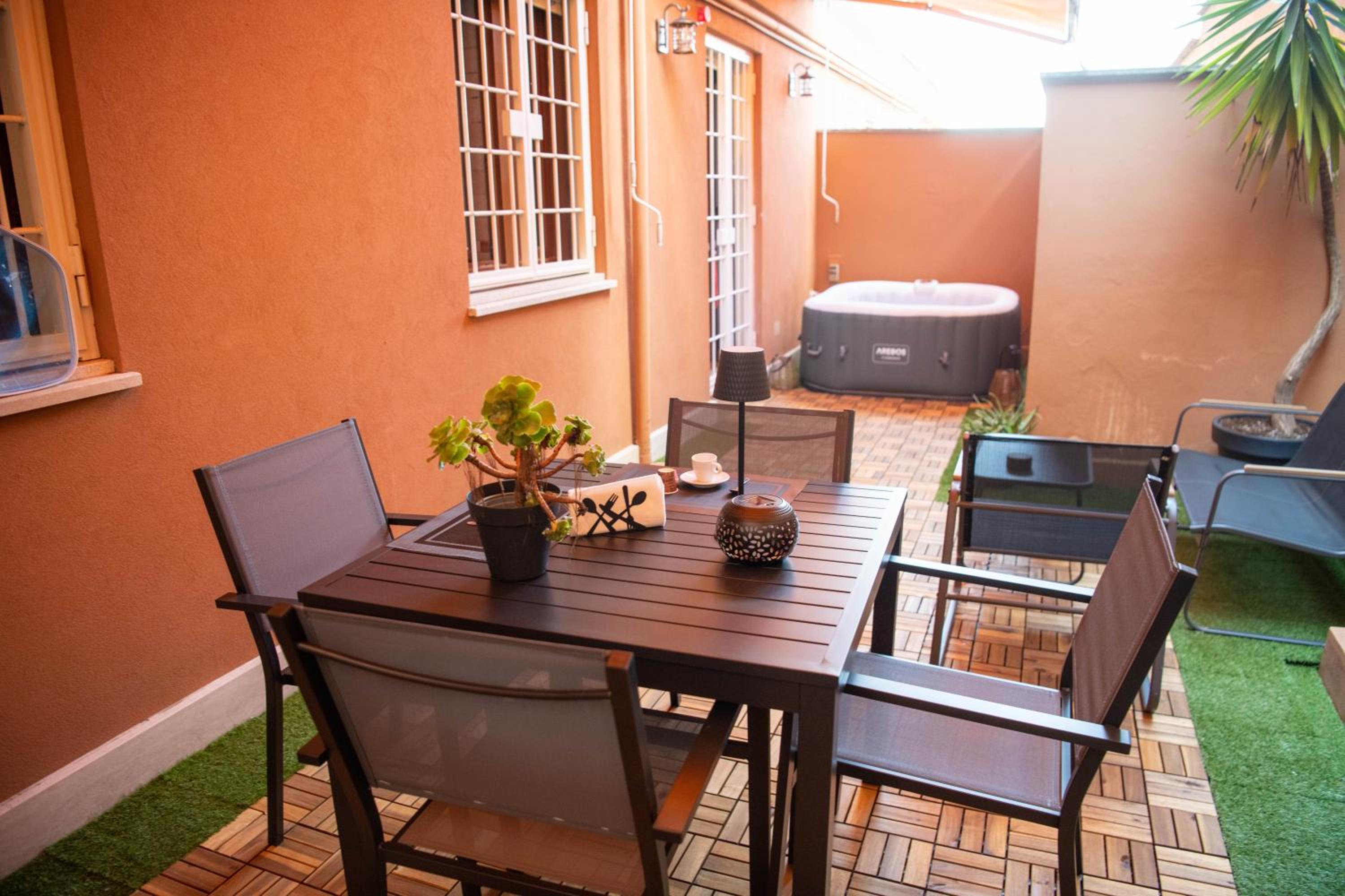 Welcoming Vatican Garden Home - with Hot Hub