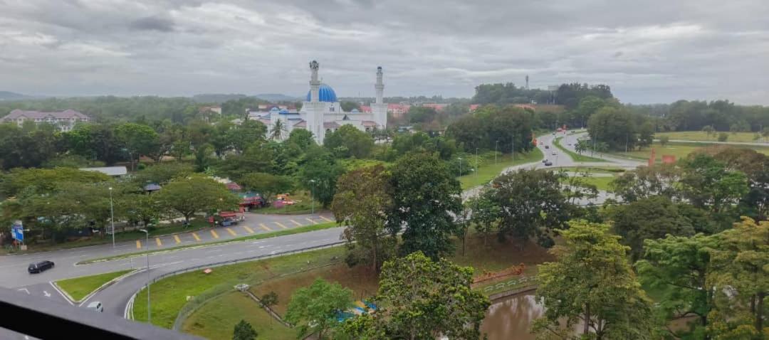 KLIA Residence Homestay Apartment, Near Sepang Circuit and KLIA - 3 Bedroom Fully Aircond
