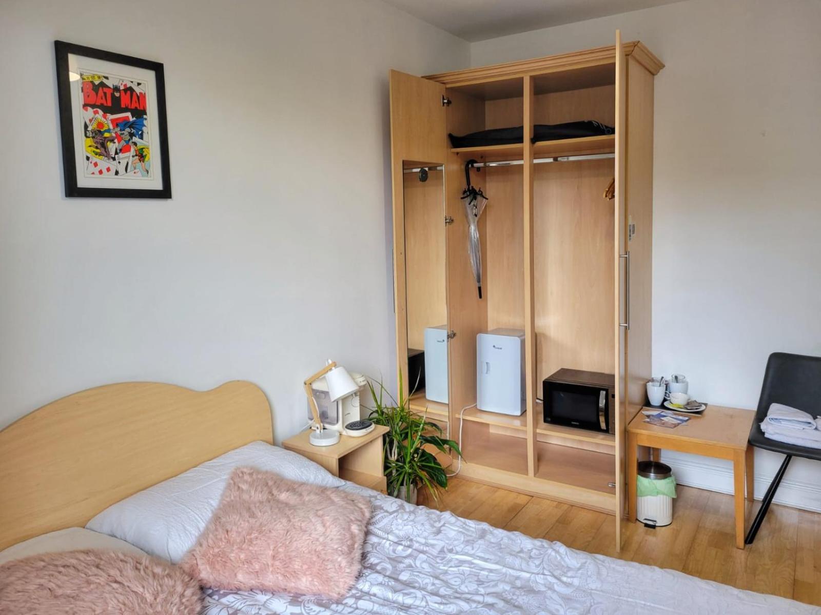 Central Stay with Free Parking Private Room in Shared Flat
