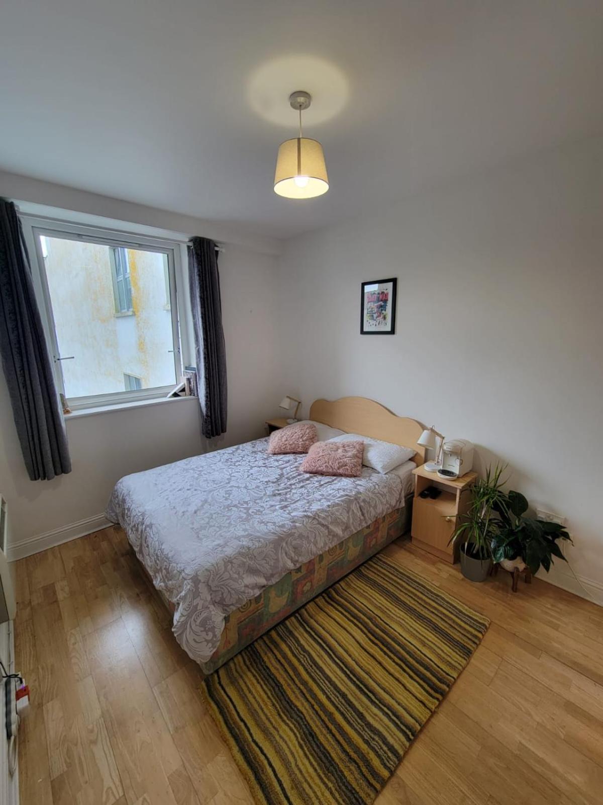 Central Stay with Free Parking Private Room in Shared Flat