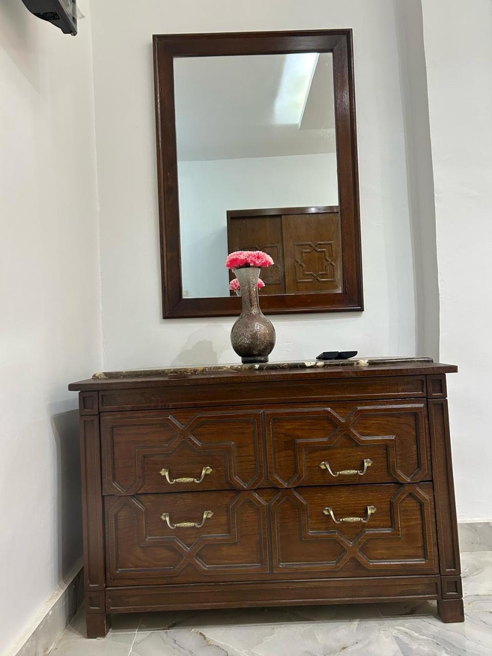 Holom Abu State House double bedroom infront of the pyramids gate with breakfast