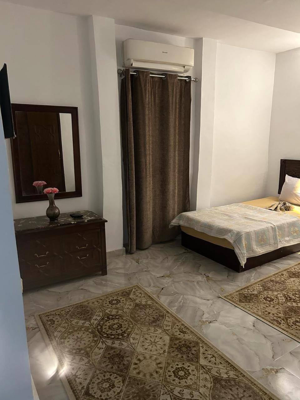 Holom Abu State House double bedroom infront of the pyramids gate with breakfast