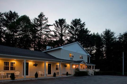 Hotel Golden Apple Inn - Image 1