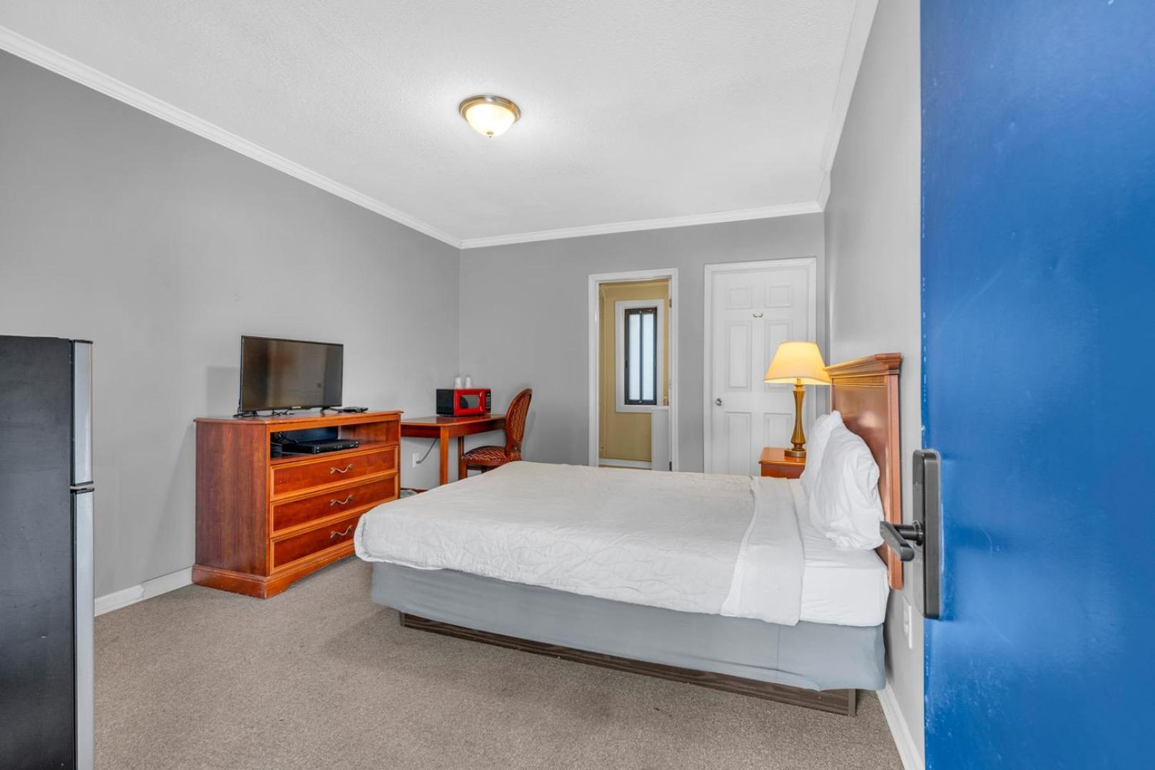 Cozy Room with Private Bath in Brownstown