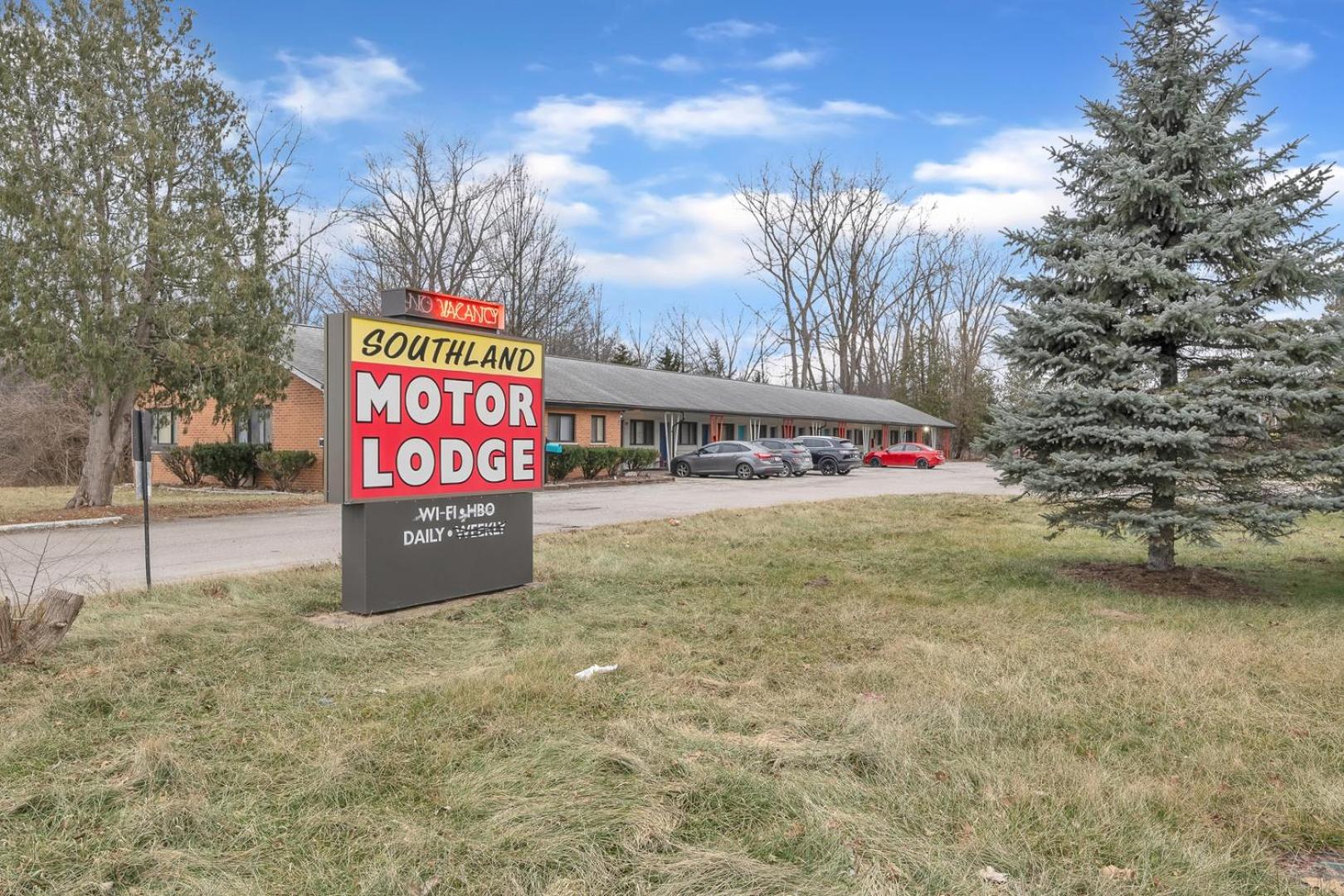 Cozy Room with Private Bath in Brownstown