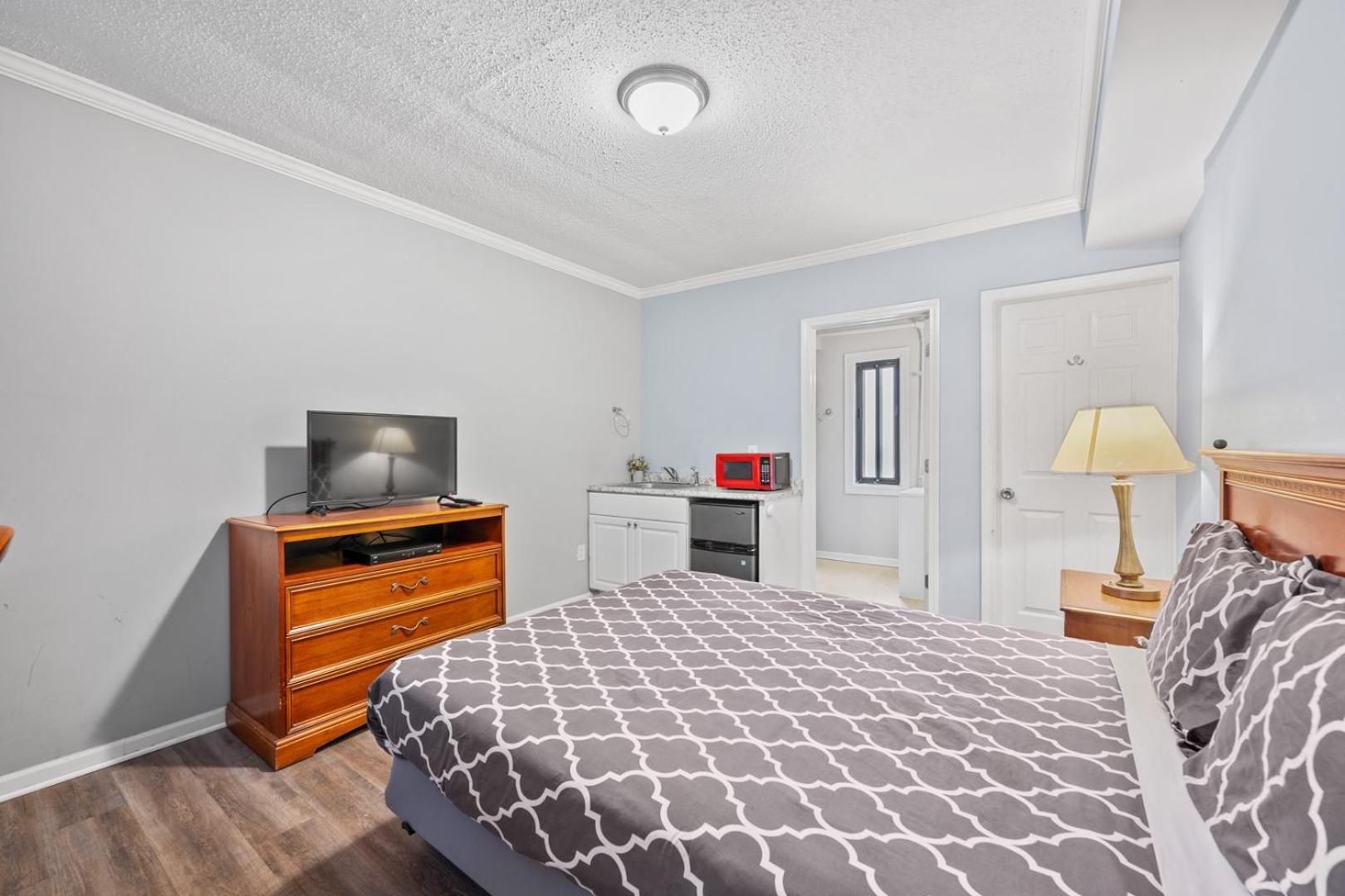 Comfortable Room with Bath in Brownstown