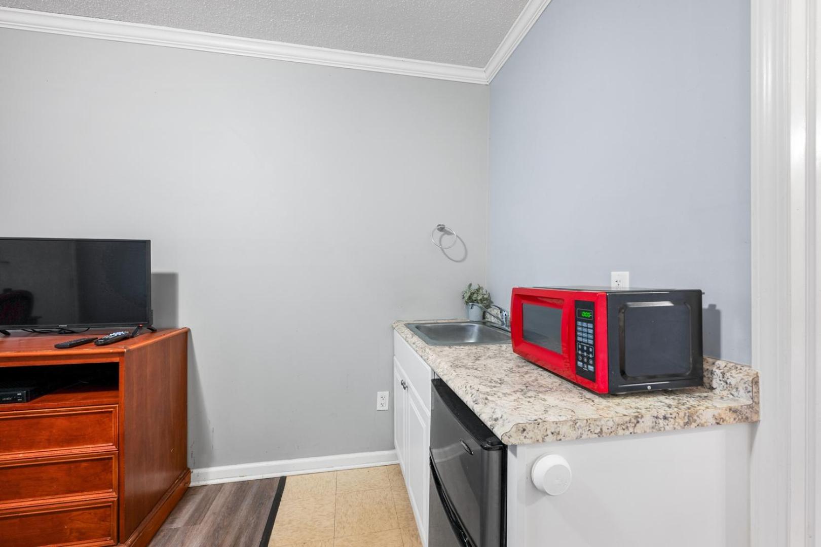 Comfortable Room with Bath in Brownstown